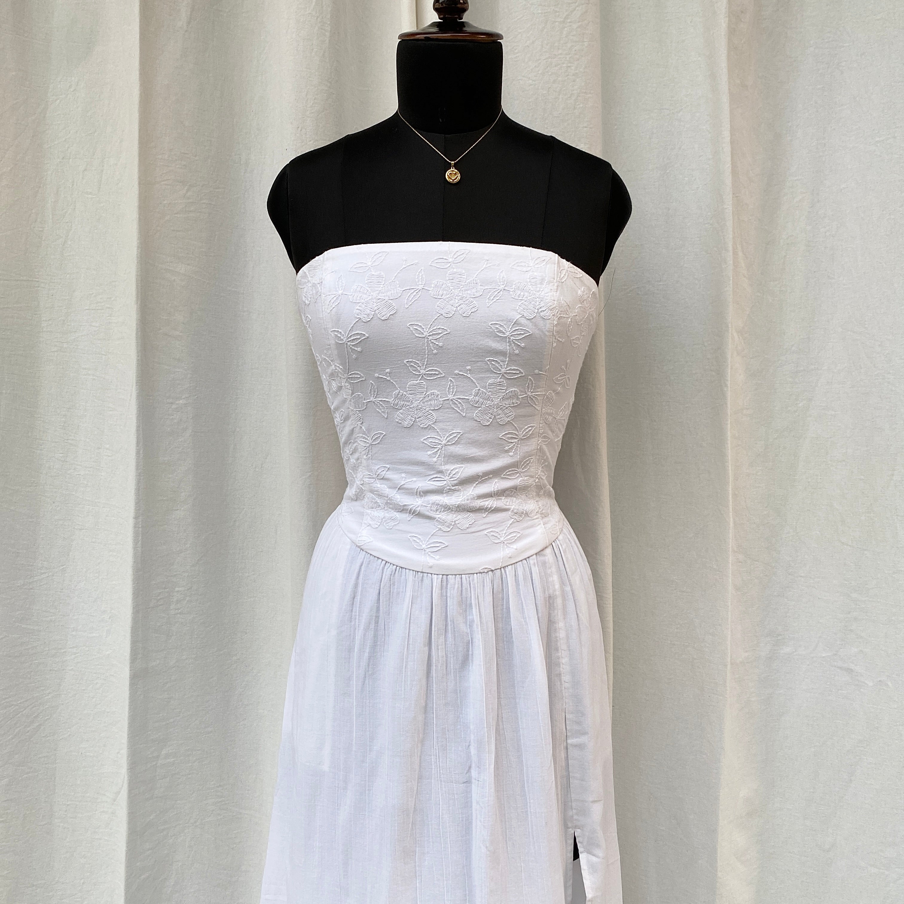 WHITE EMBROIDERED DRESS FROM HOLLISTER (Bust : 30-34, Upper Waist : 24-28)