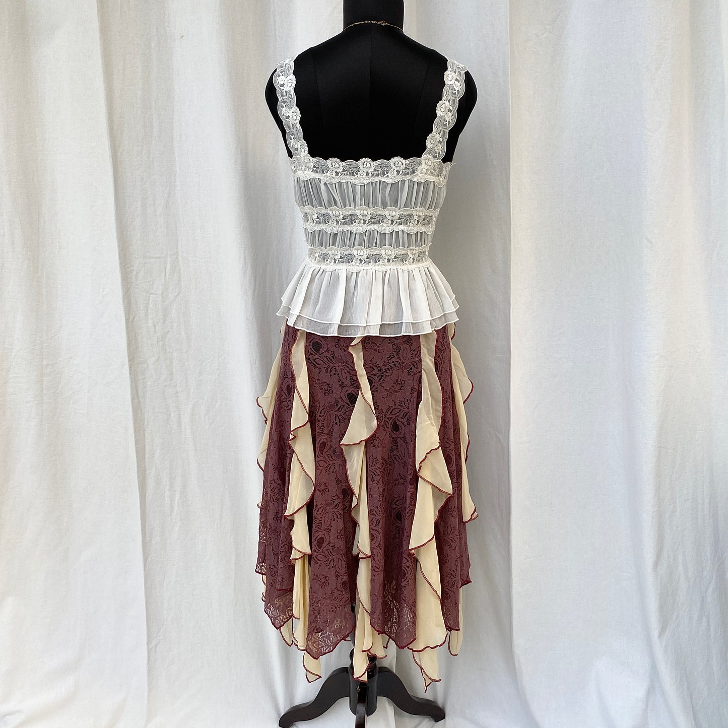 FAIRY LACE SKIRT FROM FREE PEOPLE (Waist : 26-32)