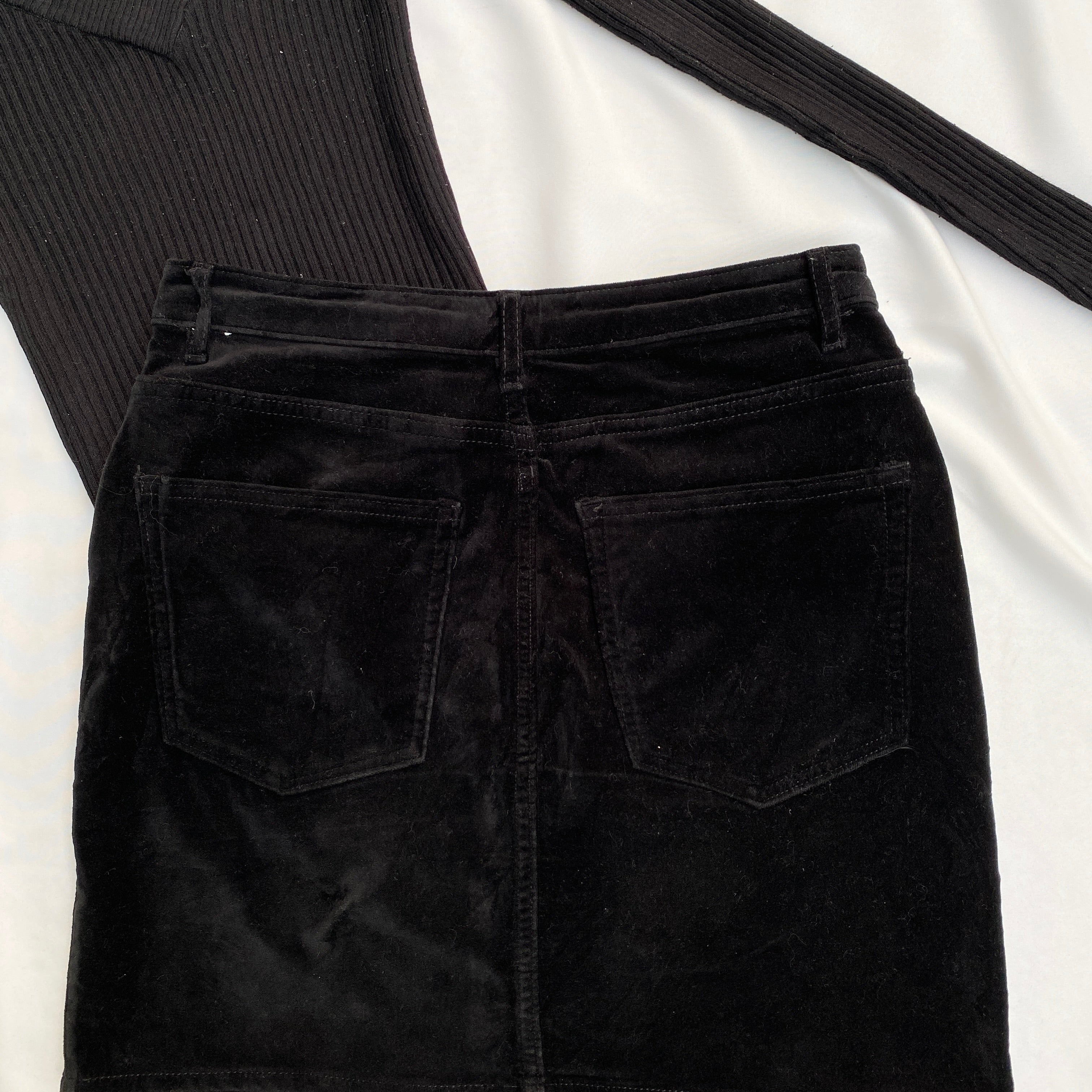 BLACK CORDUROY SKIRT (Waist : 26-28)