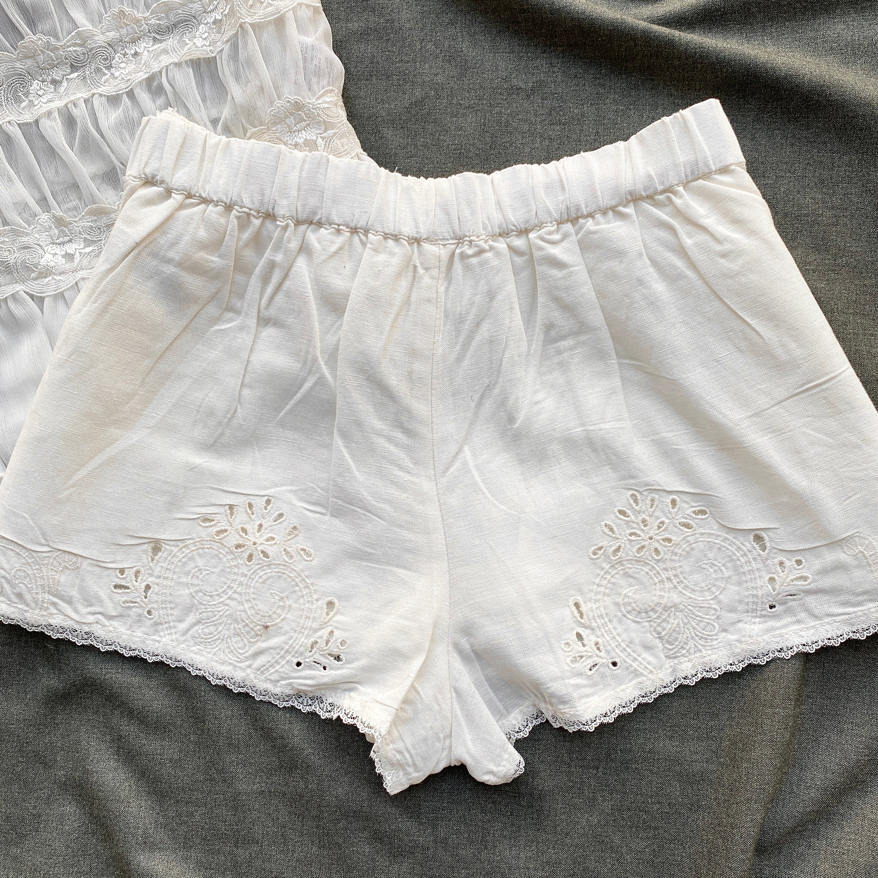 WHITE EYELET MINI SHORTS FROM FREE PEOPLE (XS/S)