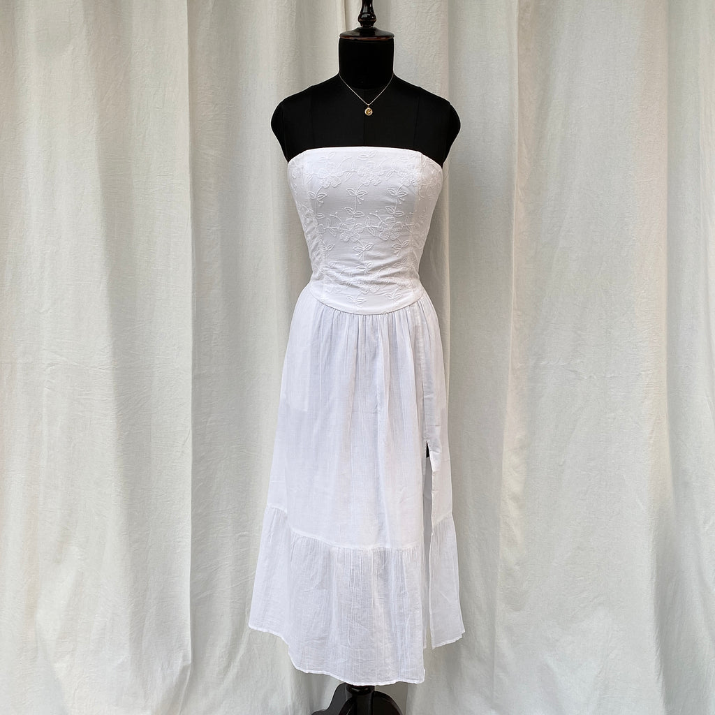 WHITE EMBROIDERED DRESS FROM HOLLISTER (Bust : 30-34, Upper Waist : 24-28)