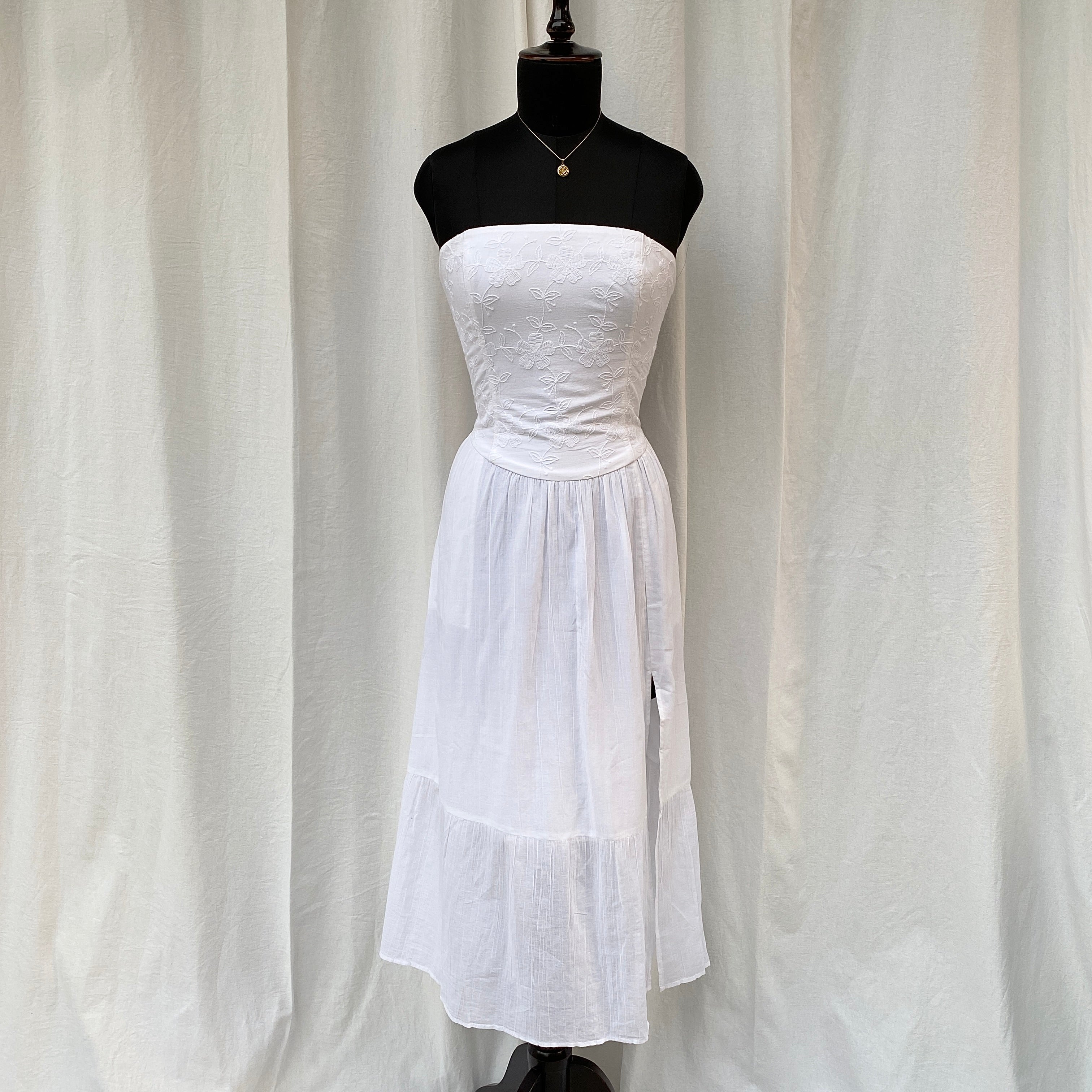 WHITE EMBROIDERED DRESS FROM HOLLISTER (Bust : 30-34, Upper Waist : 24-28)