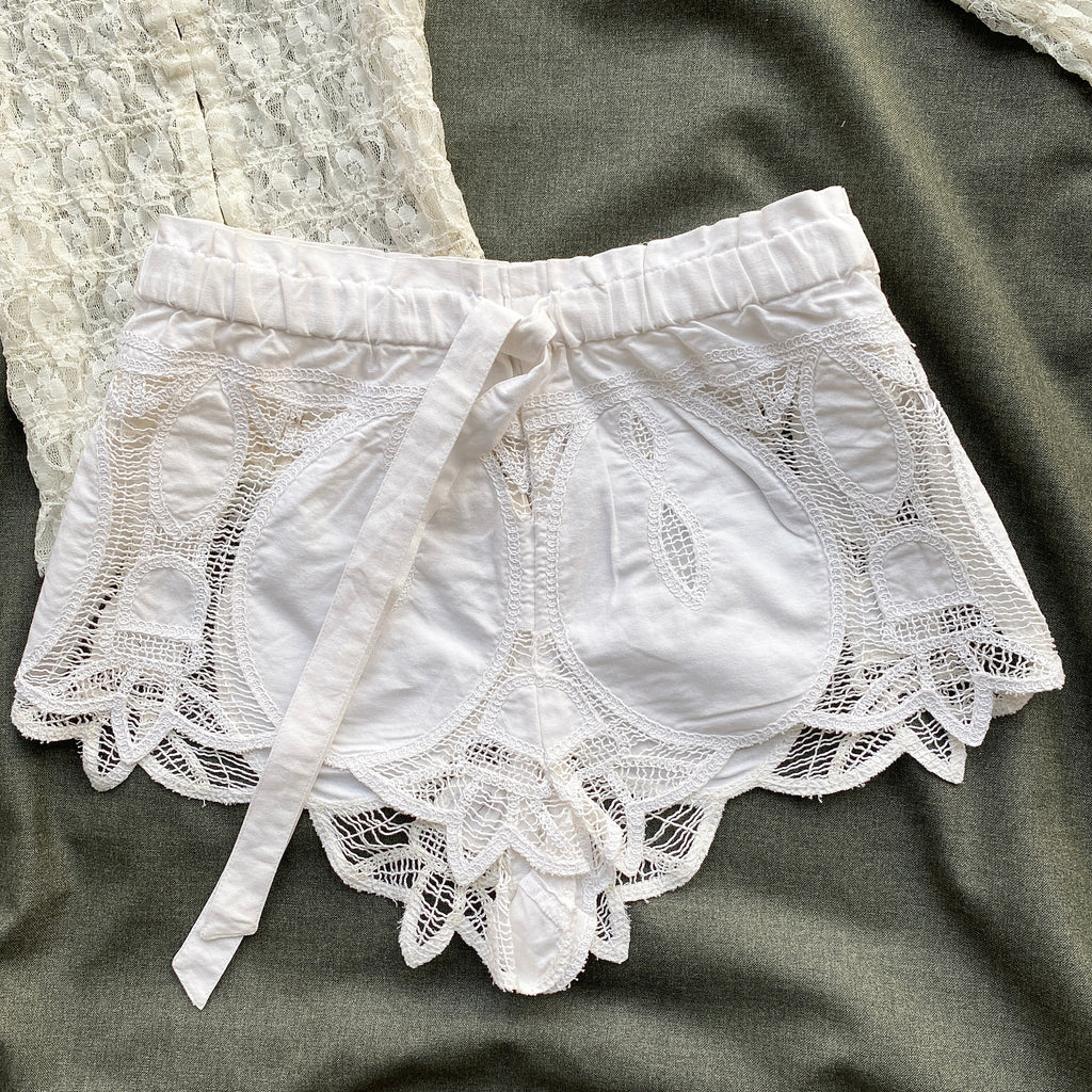 WHITE SHORTS FROM FREE PEOPLE (Waist : 26-30)
