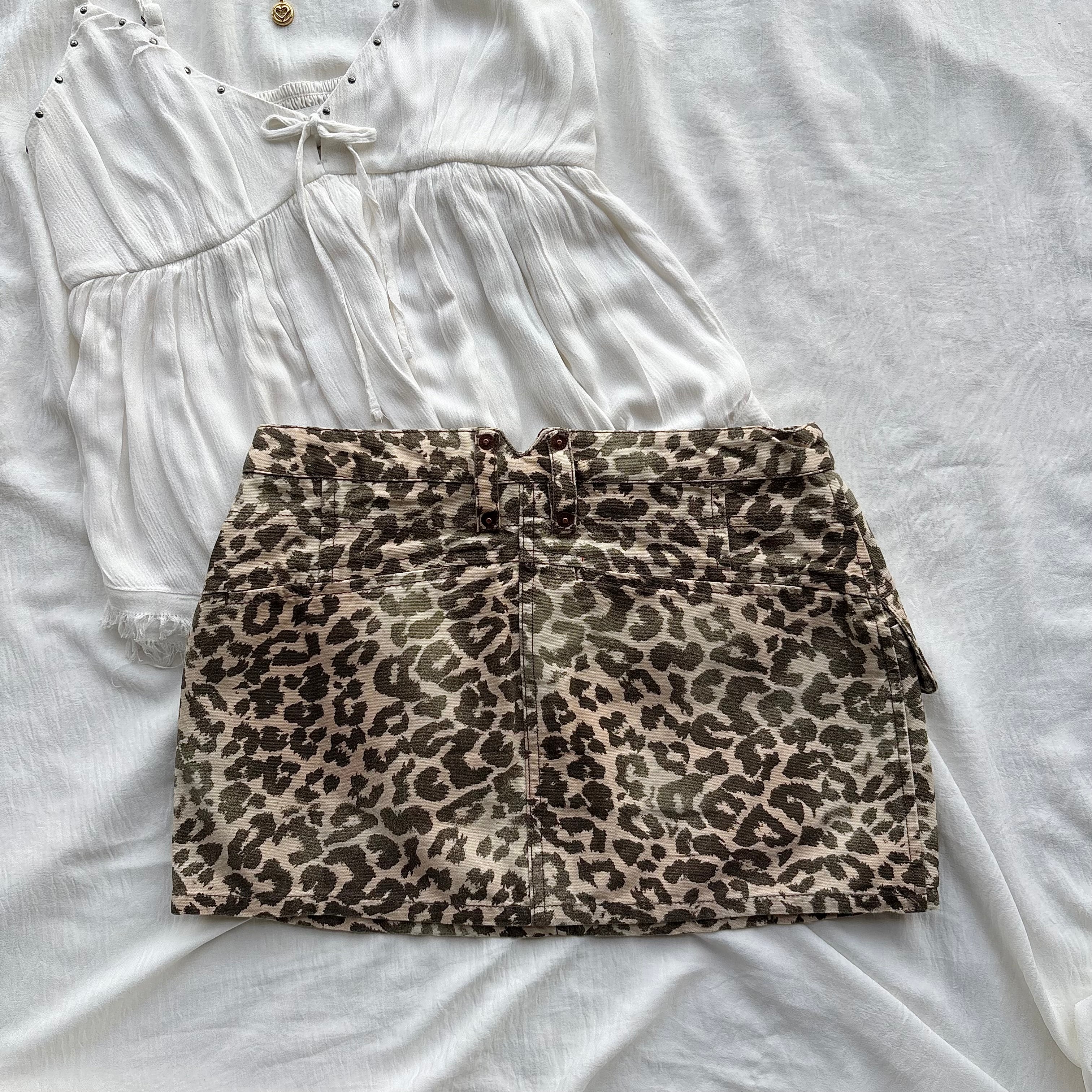 MINI ANIMAL PRINT SKIRT FROM HOLLISTER (Waist : 24-26)
