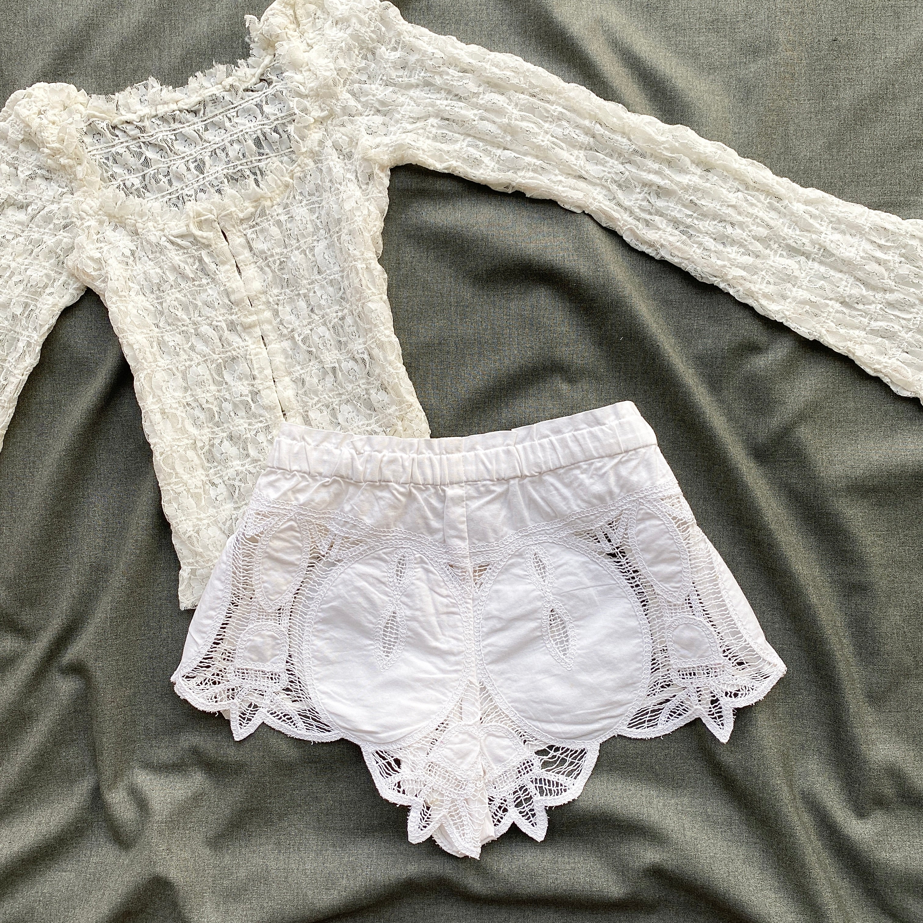 WHITE SHORTS FROM FREE PEOPLE (Waist : 26-30)