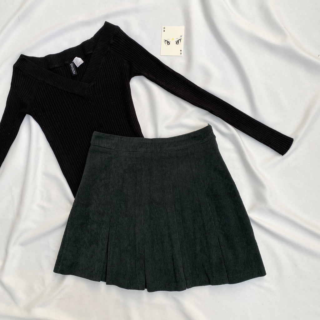 GREEN COUDROY SKIRT (Waist : 24-26)