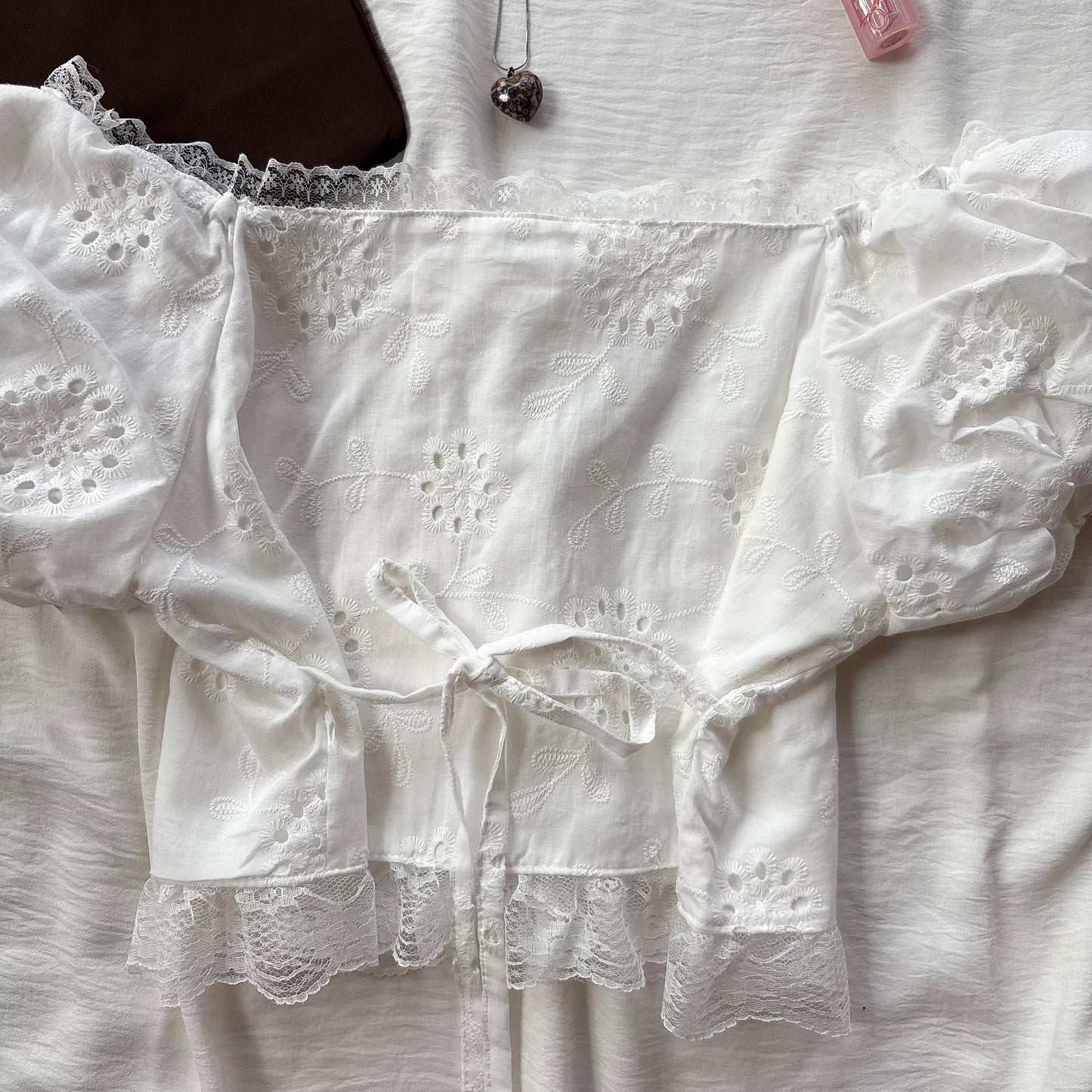 WHITE TOP WITH PUFF SLEEVES (Bust : 28-34, Upper Waist : 24-30)