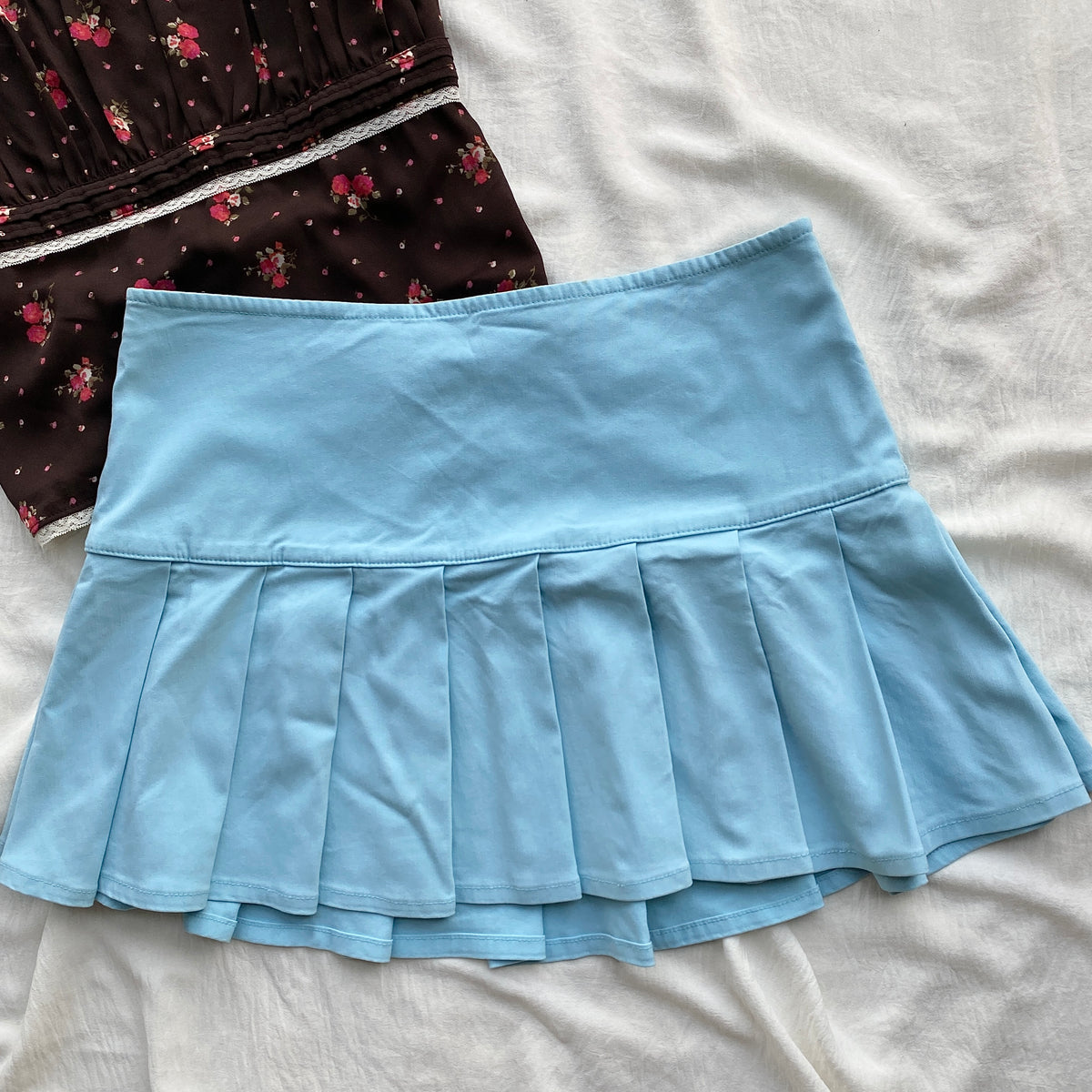 BLUE PLEATED SKIRT (Waist : 30-32)