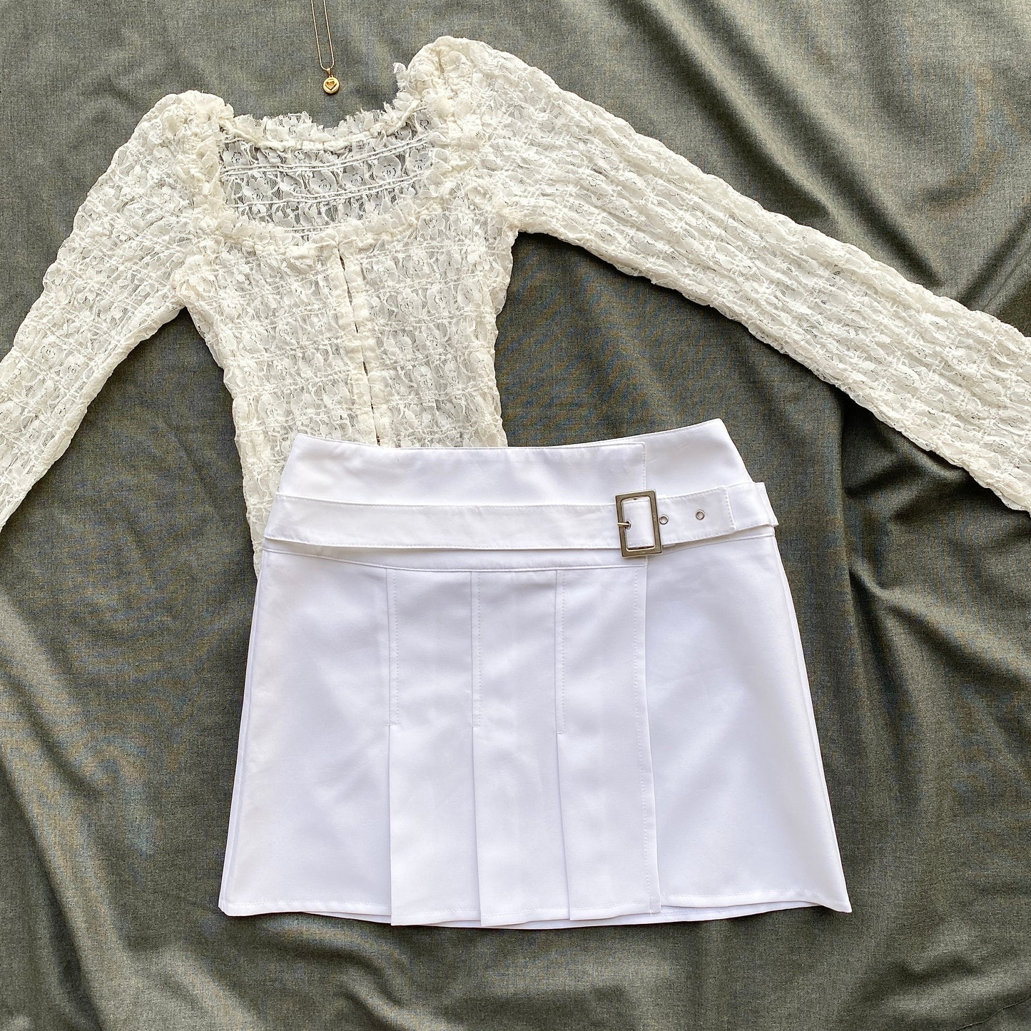 WHITE PLEATED SKIRT WITH BELT (Waist : 26-30)