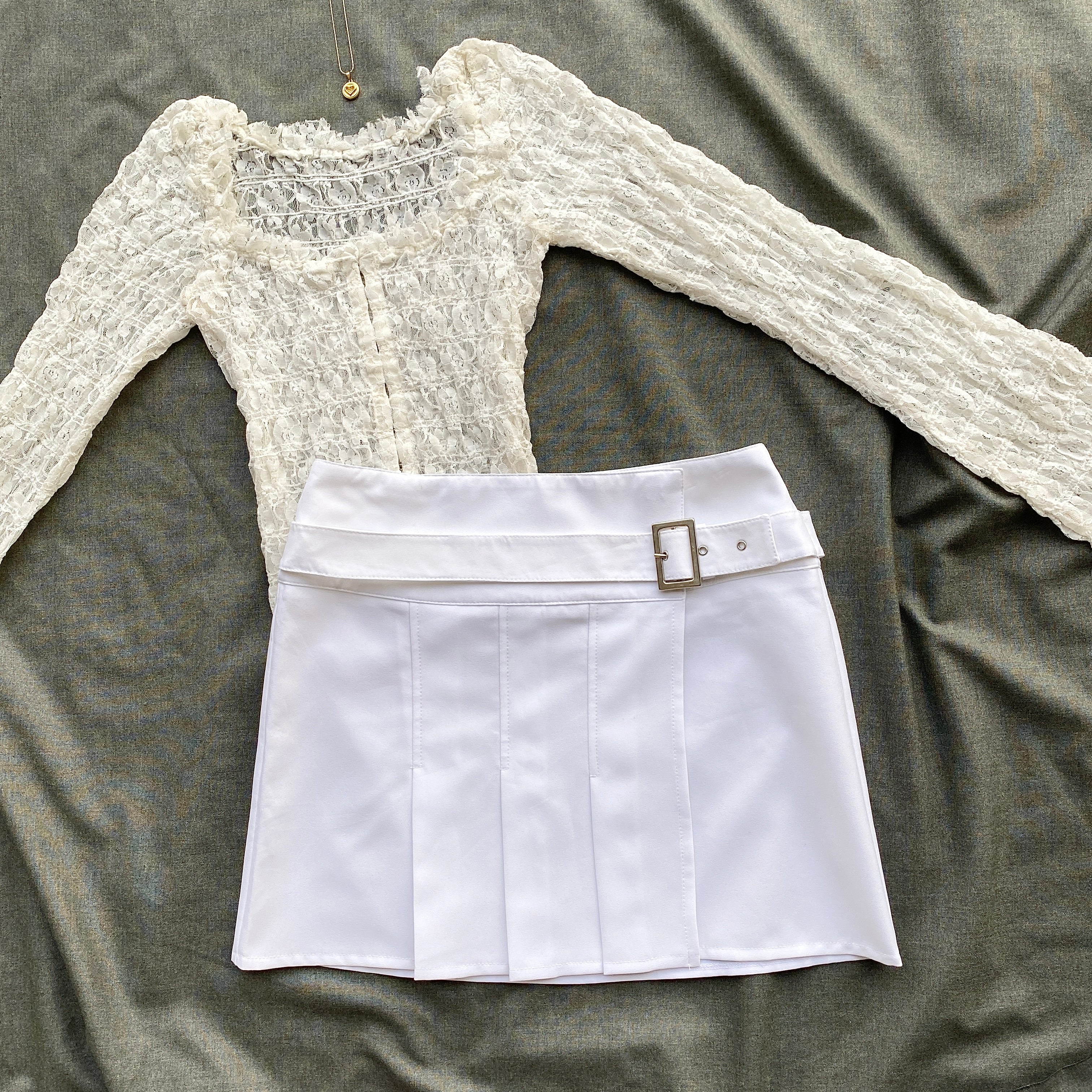 WHITE PLEATED SKIRT WITH BELT (Waist : 26-30)