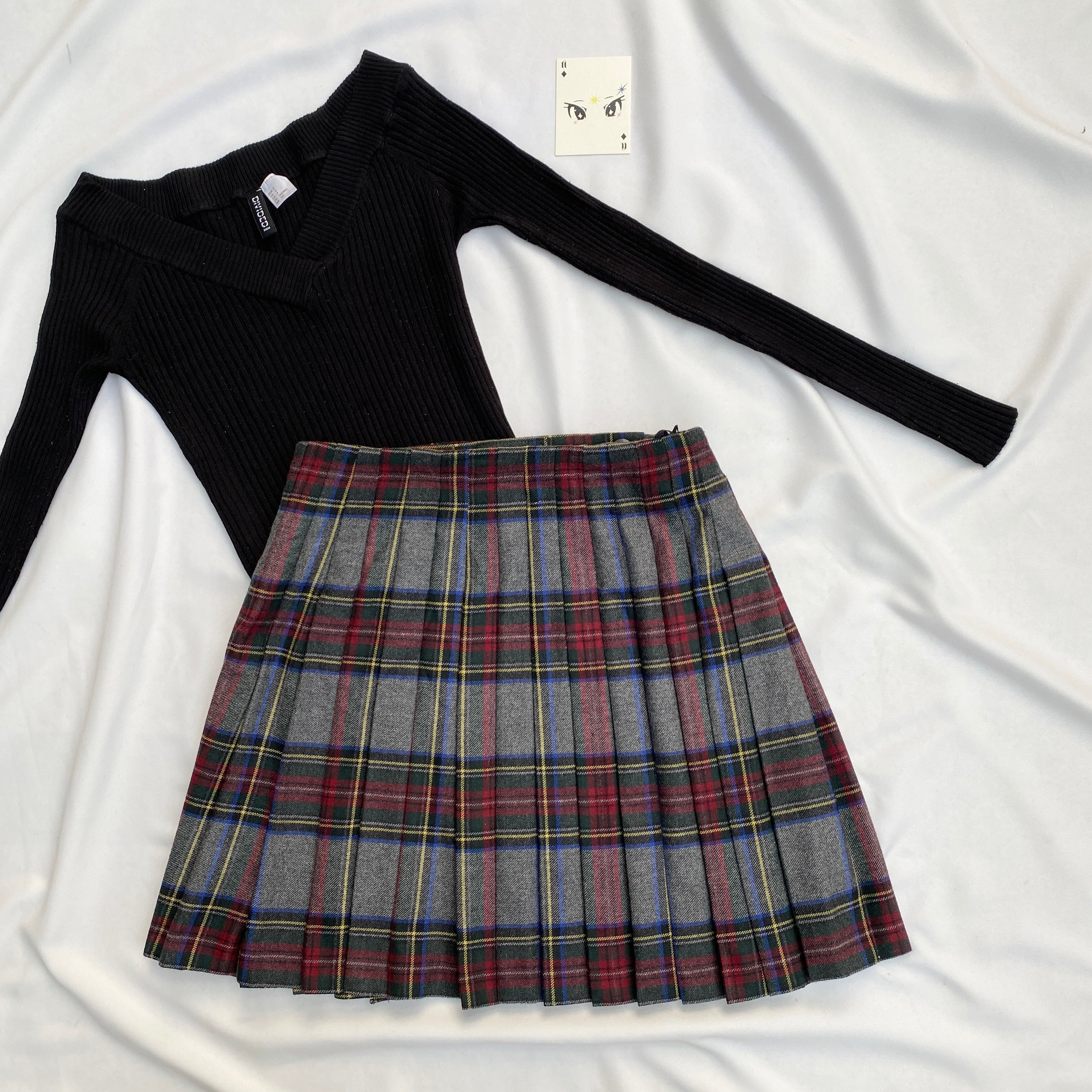GREY AND RED PLAID SKIRT (Waist : 24-26)