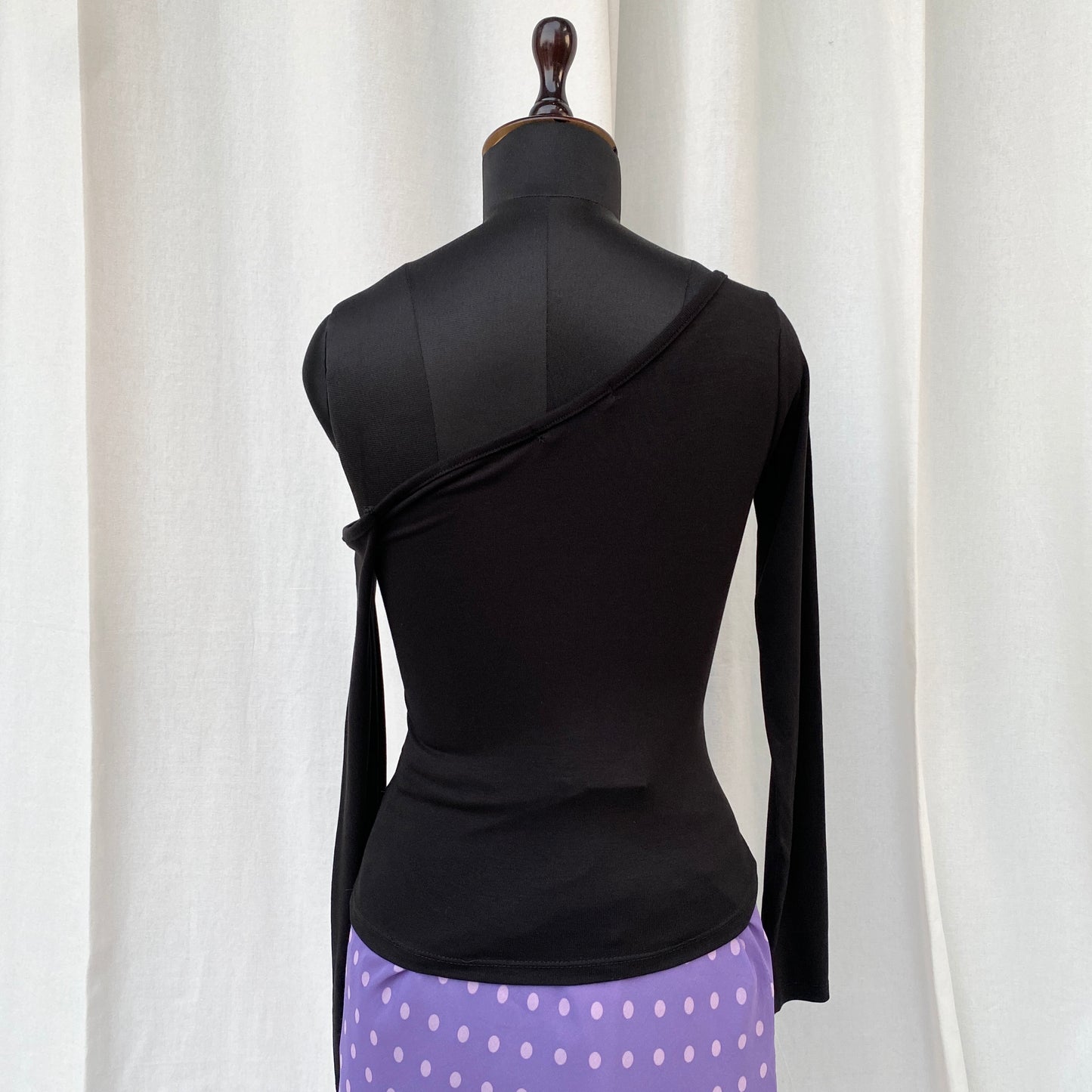 BLACK OFF SHOULDER TOP (Bust : 30-34, Upper Waist : 22-28)