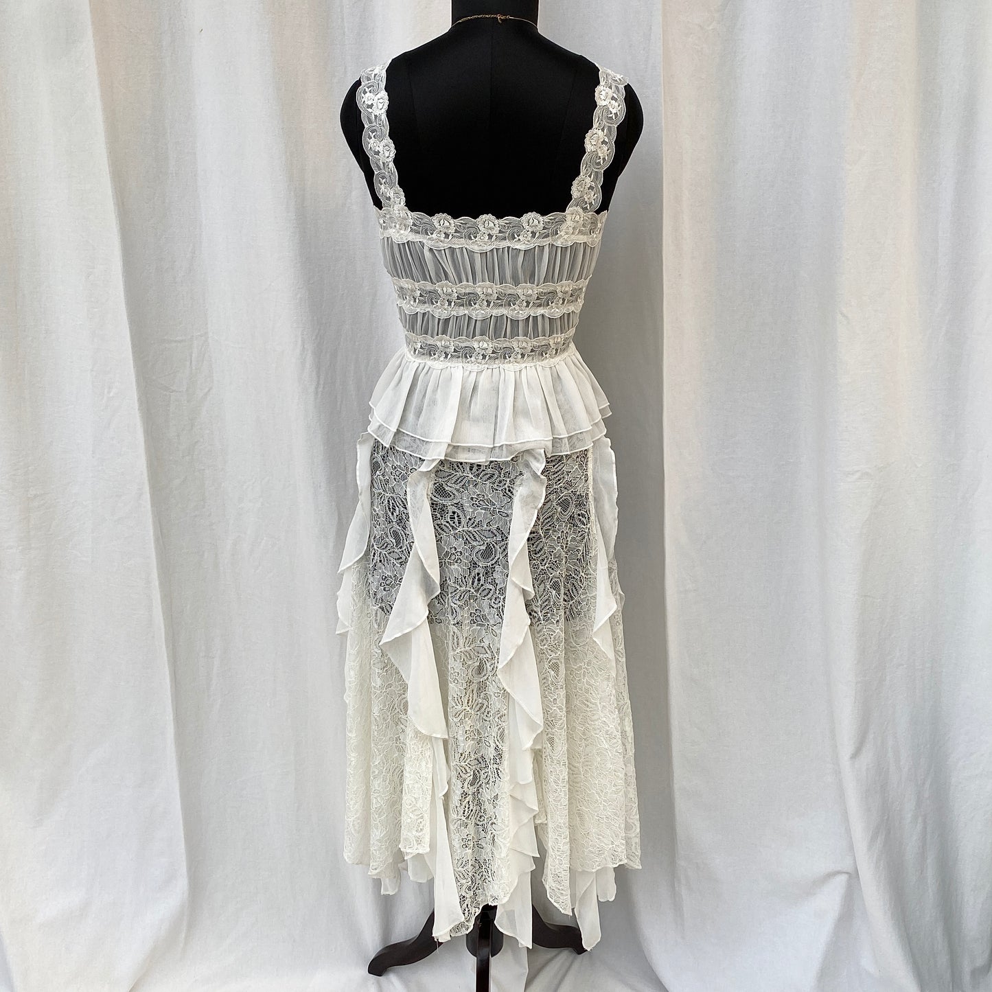 WHITE LACE SKIRT FROM FREE PEOPLE (Waist : 26-32)