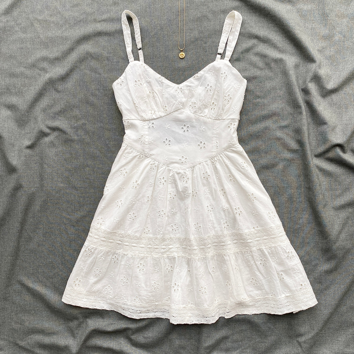 WHITE EYELET DRESS FROM HOLLISTER (Bust : 28-32, Upper Waist : 24-28)