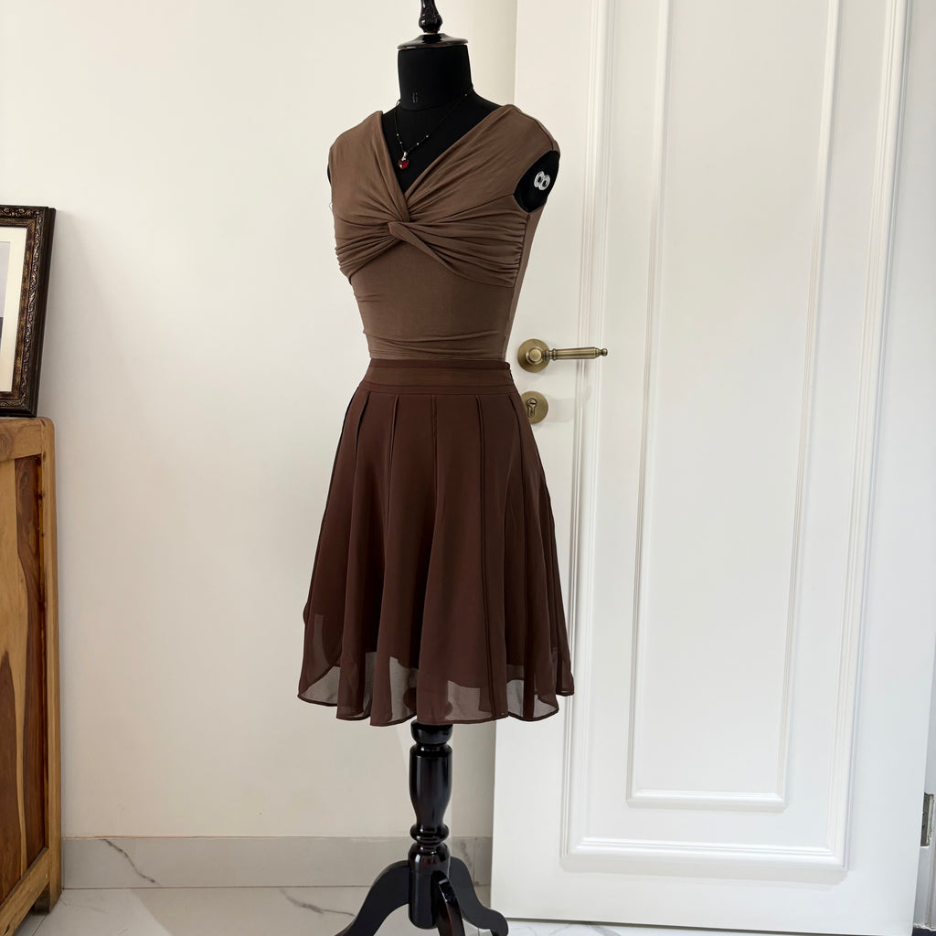BROWN PLEATED SKIRT (Waist : 26-28)