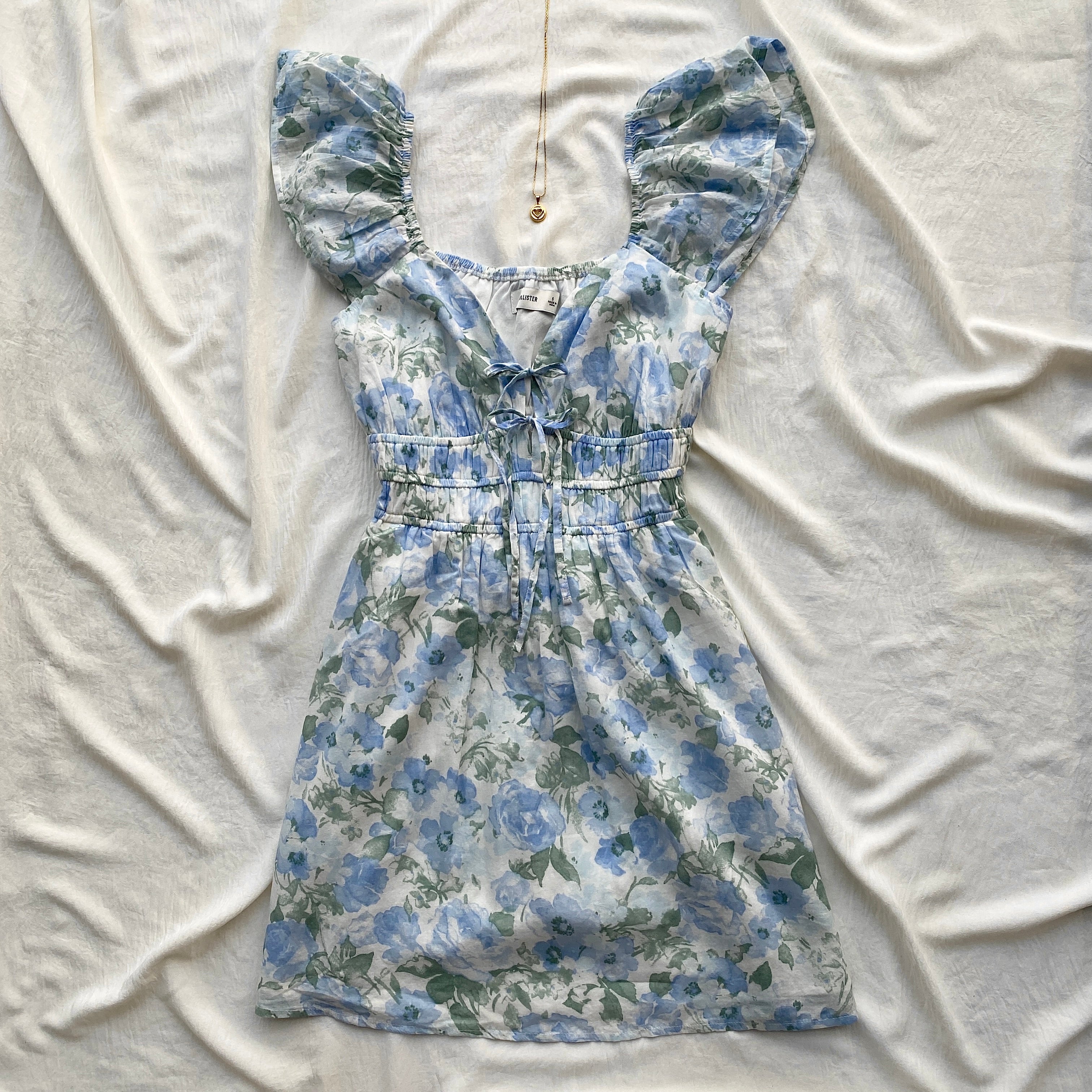 BLUE FLORAL DRESS FROM HOLLISTER (Bust : 30-34, Upper Waist : 24-28)