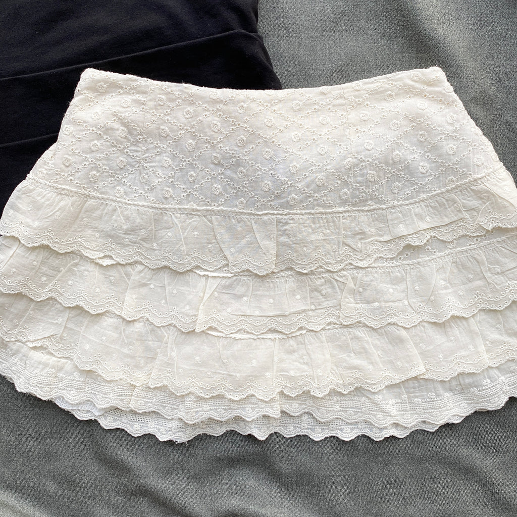 WHITE TIERED EYELET SKIRT (Waist : 22-26)