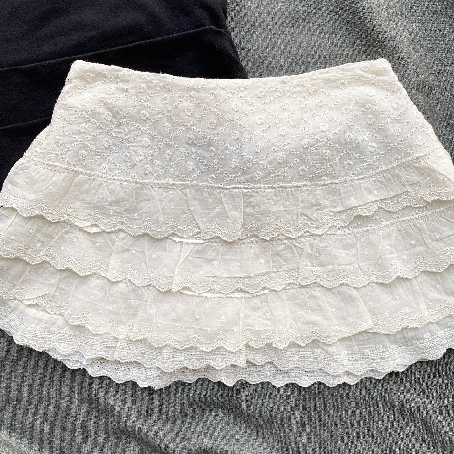 WHITE TIERED EYELET SKIRT (Waist : 22-26)