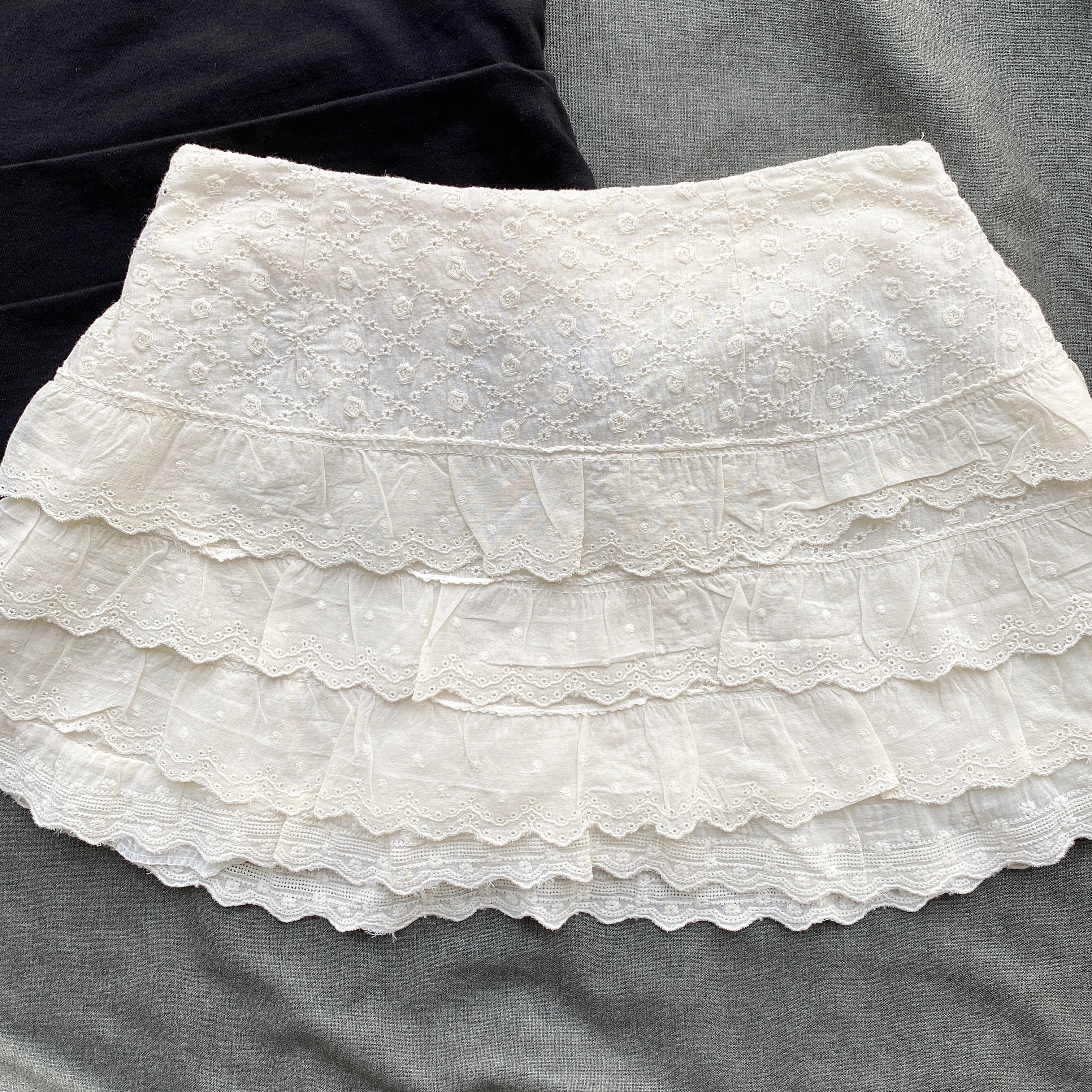 WHITE TIERED EYELET SKIRT (Waist : 22-26)