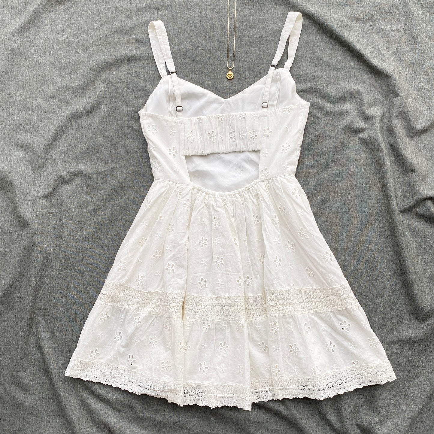 WHITE EYELET DRESS FROM HOLLISTER (Bust : 28-32, Upper Waist : 24-28)