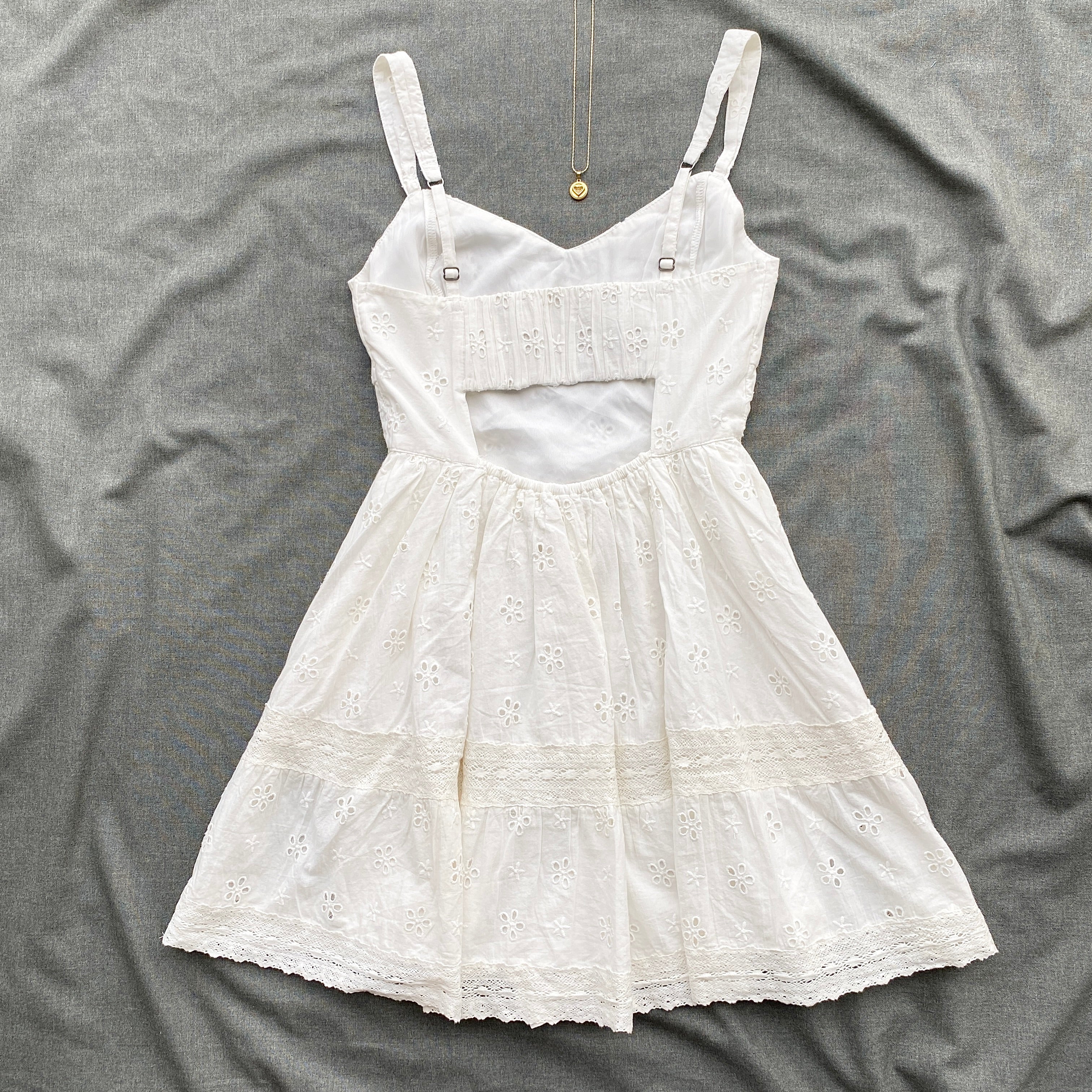 WHITE EYELET DRESS FROM HOLLISTER (Bust : 28-32, Upper Waist : 24-28)