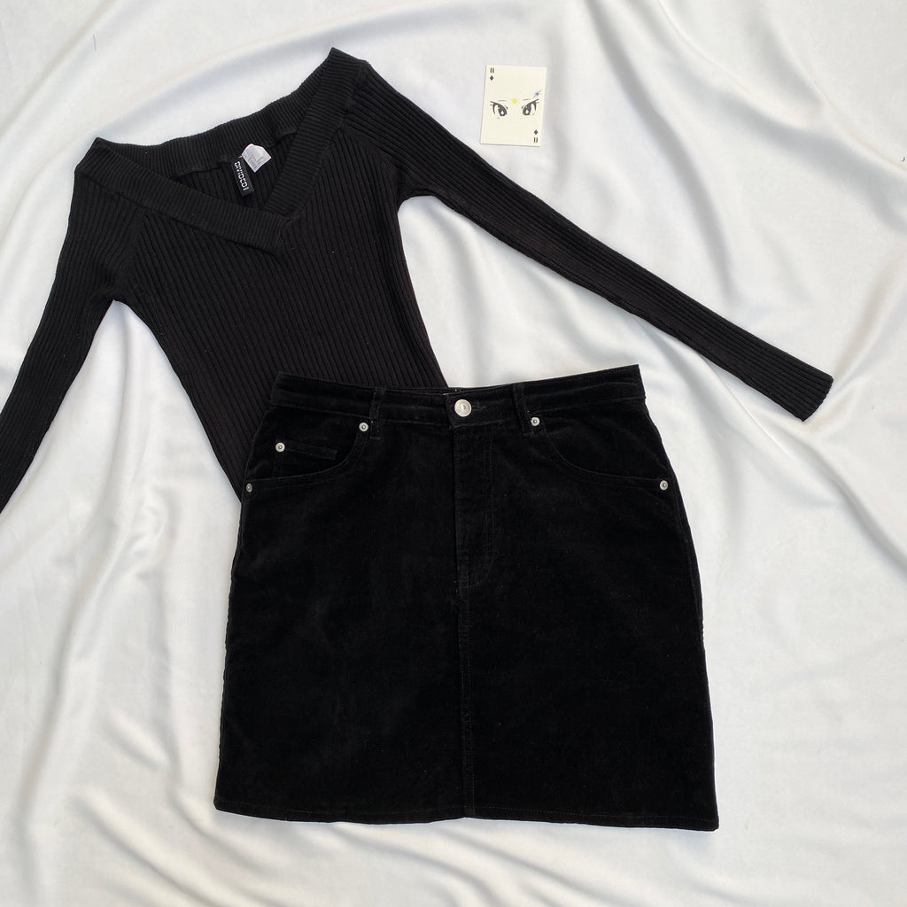 BLACK CORDUROY SKIRT (Waist : 26-28)