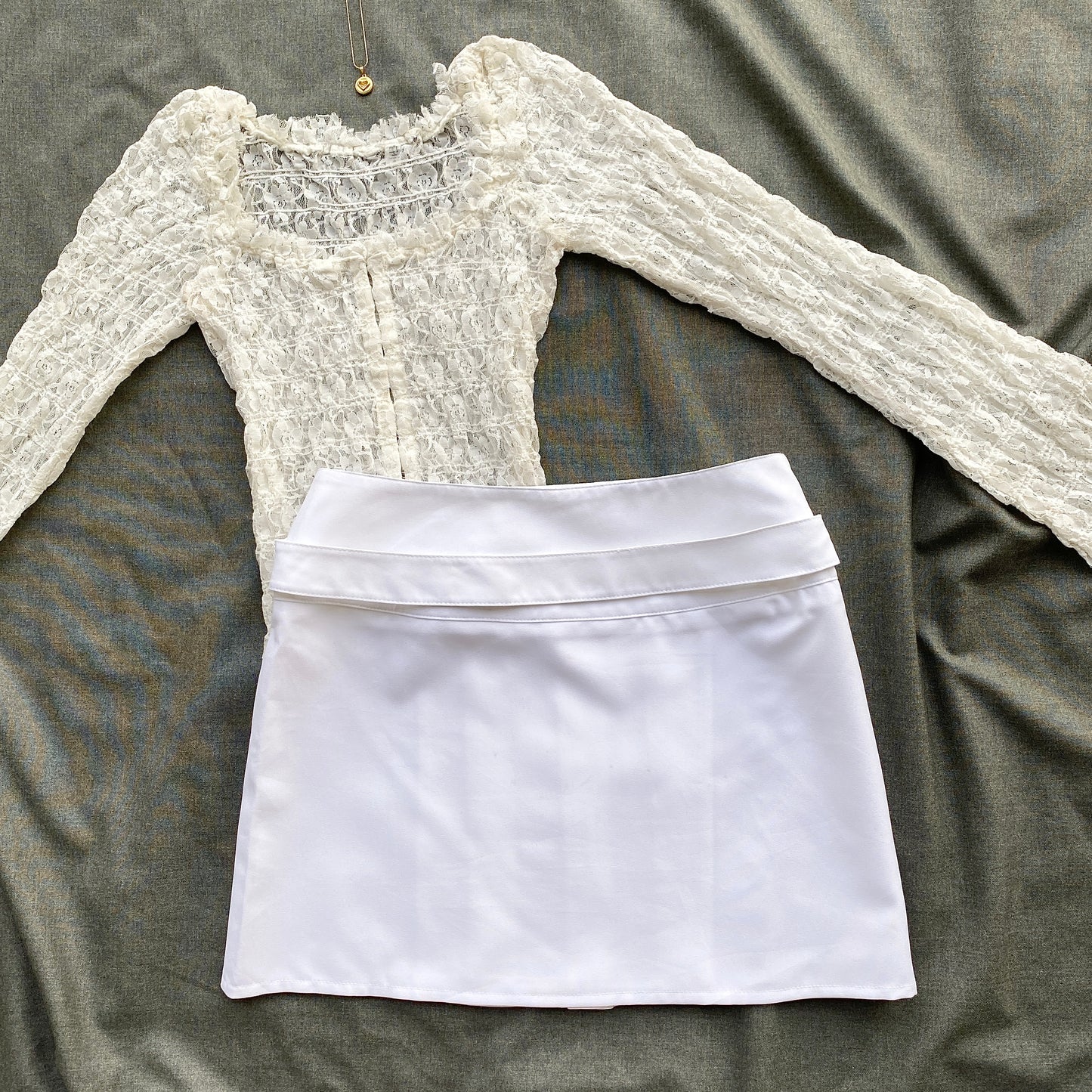 WHITE PLEATED SKIRT WITH BELT (Waist : 26-30)