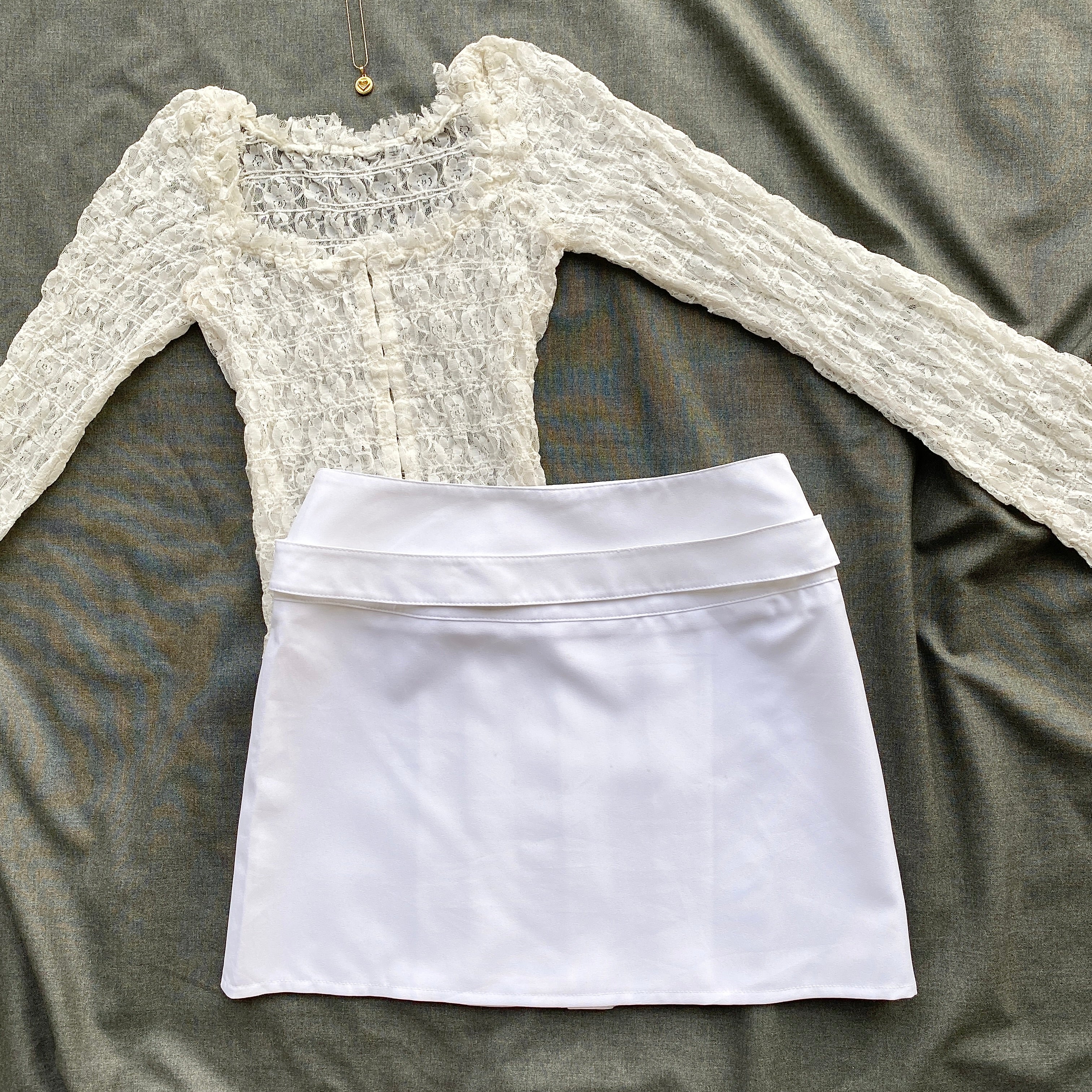 WHITE PLEATED SKIRT WITH BELT (Waist : 26-30)