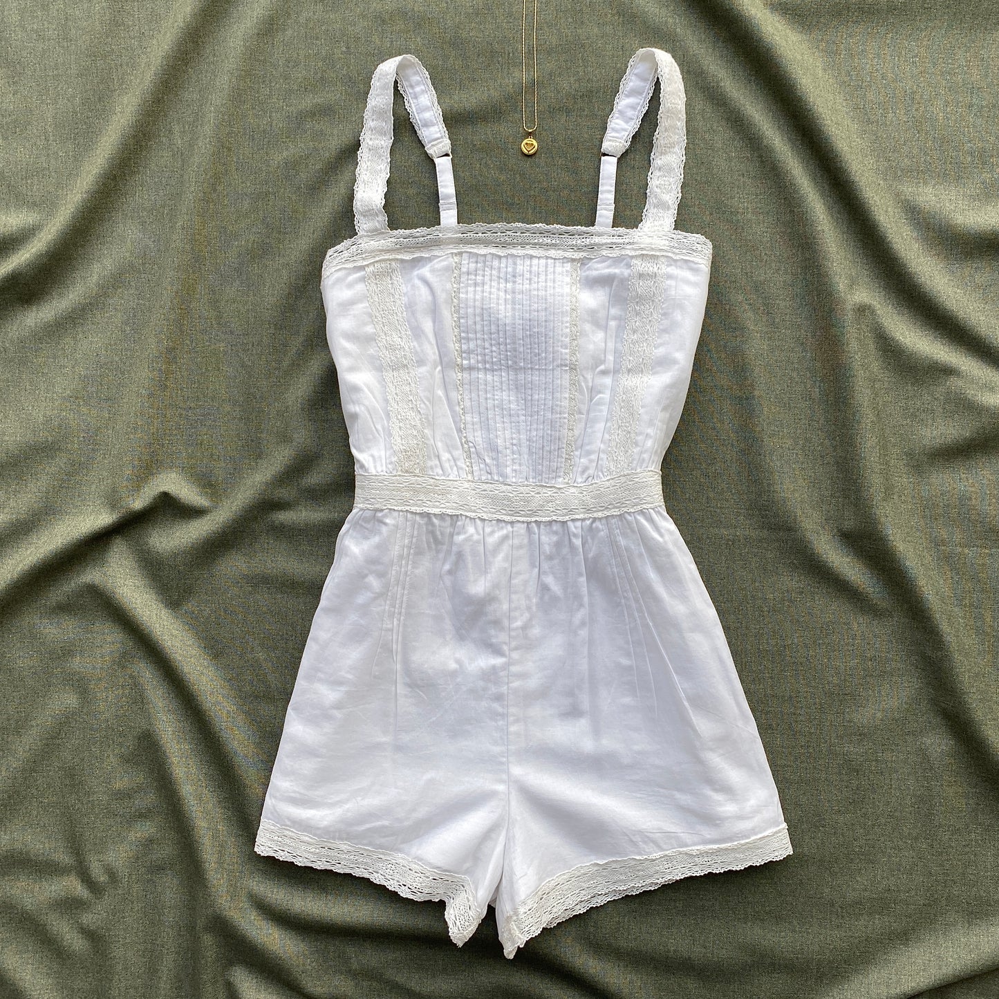 WHITE ROMPER FROM ABERCROMBIE (Bust : 28-32, Upper Waist : 23-26)