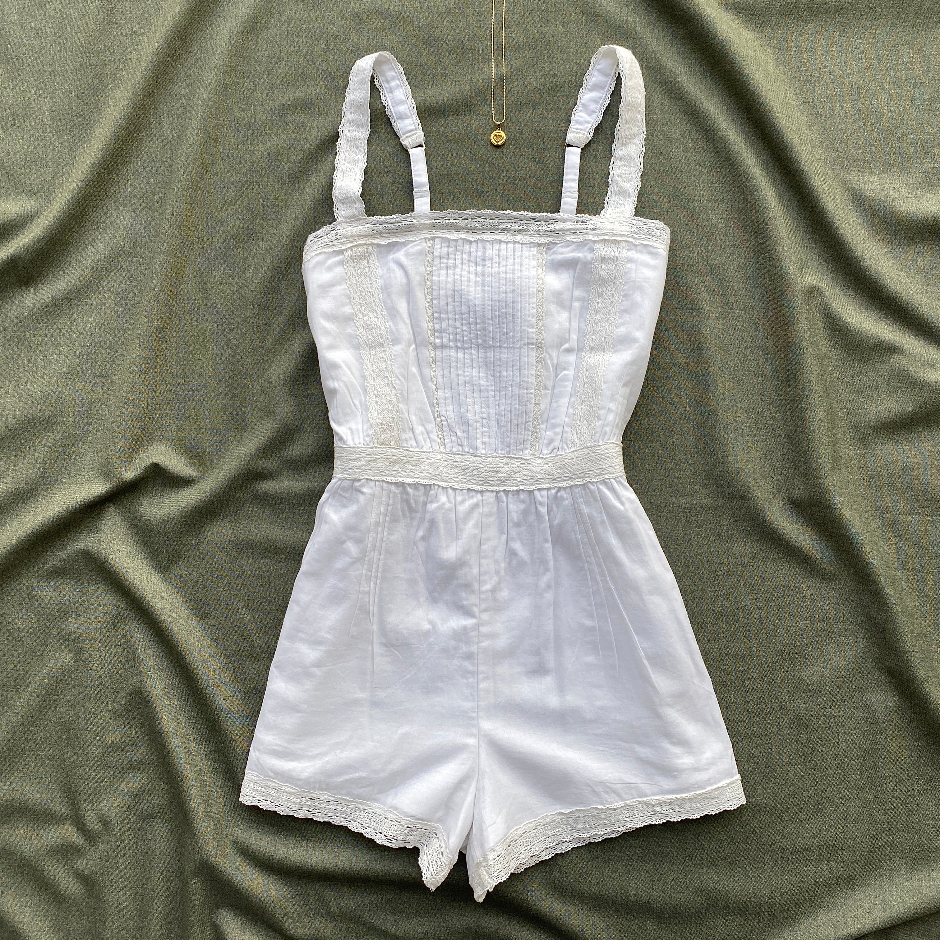 WHITE ROMPER FROM ABERCROMBIE (Bust : 28-32, Upper Waist : 23-26)