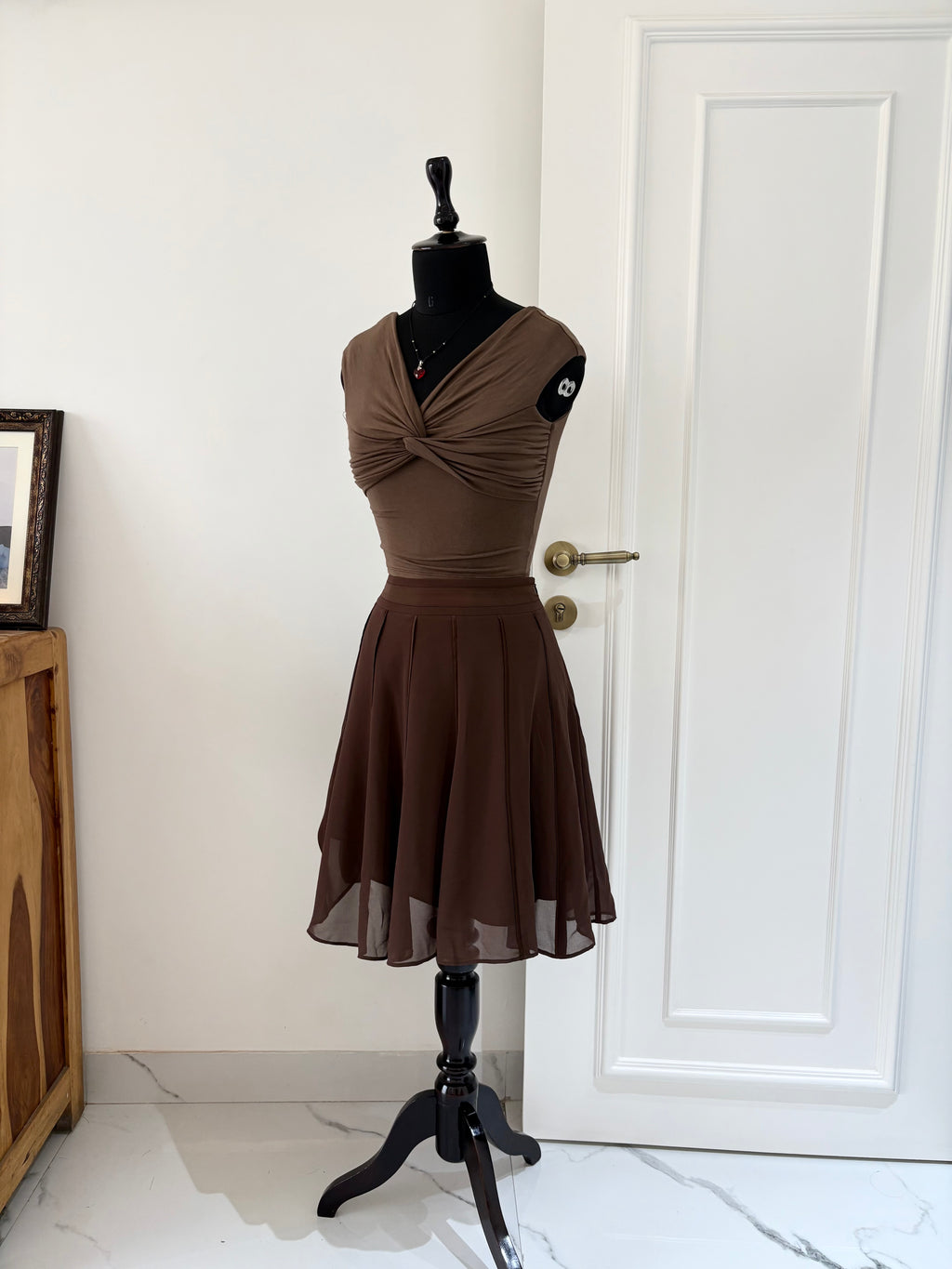 BROWN PLEATED SKIRT (Waist : 26-28)