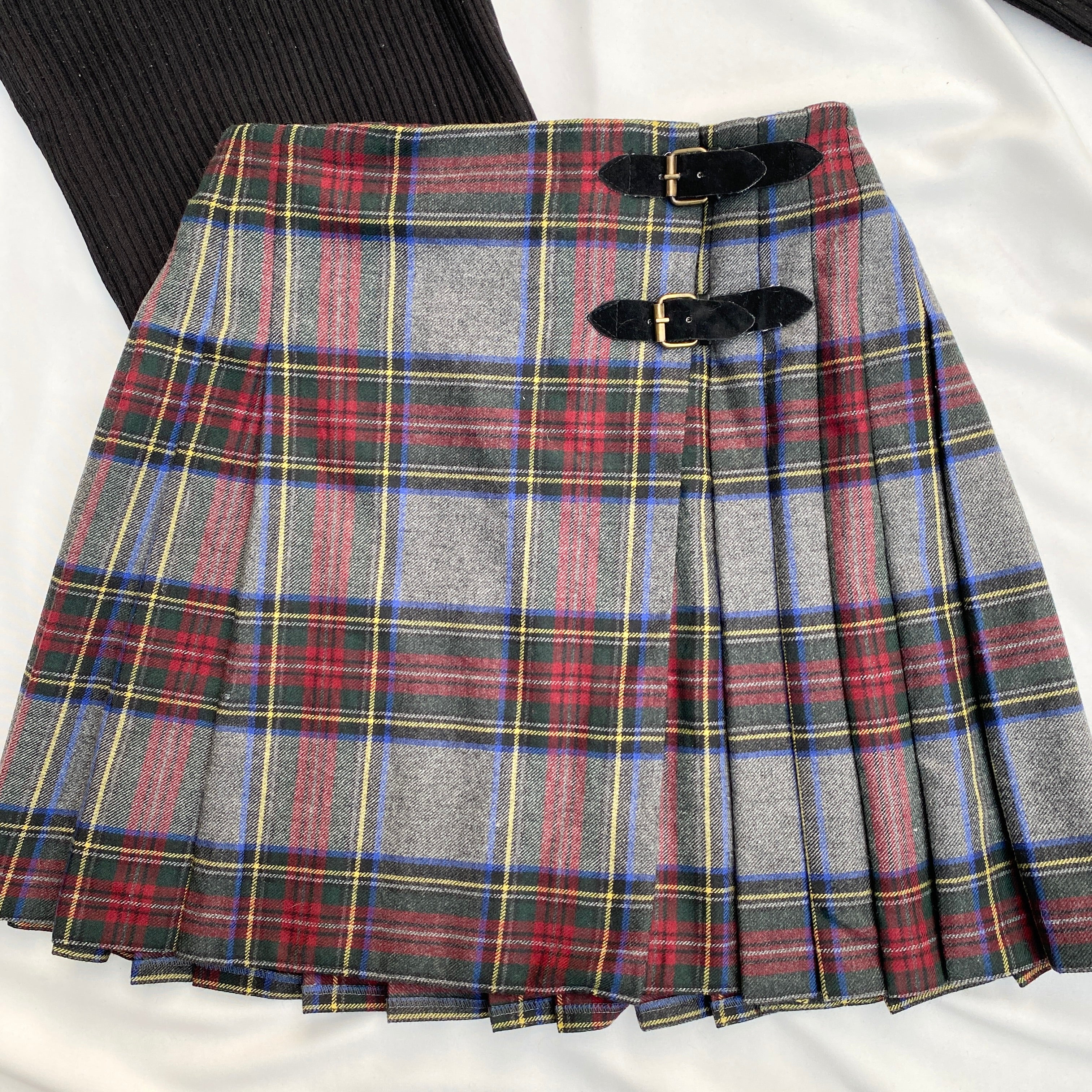 GREY AND RED PLAID SKIRT (Waist : 24-26)
