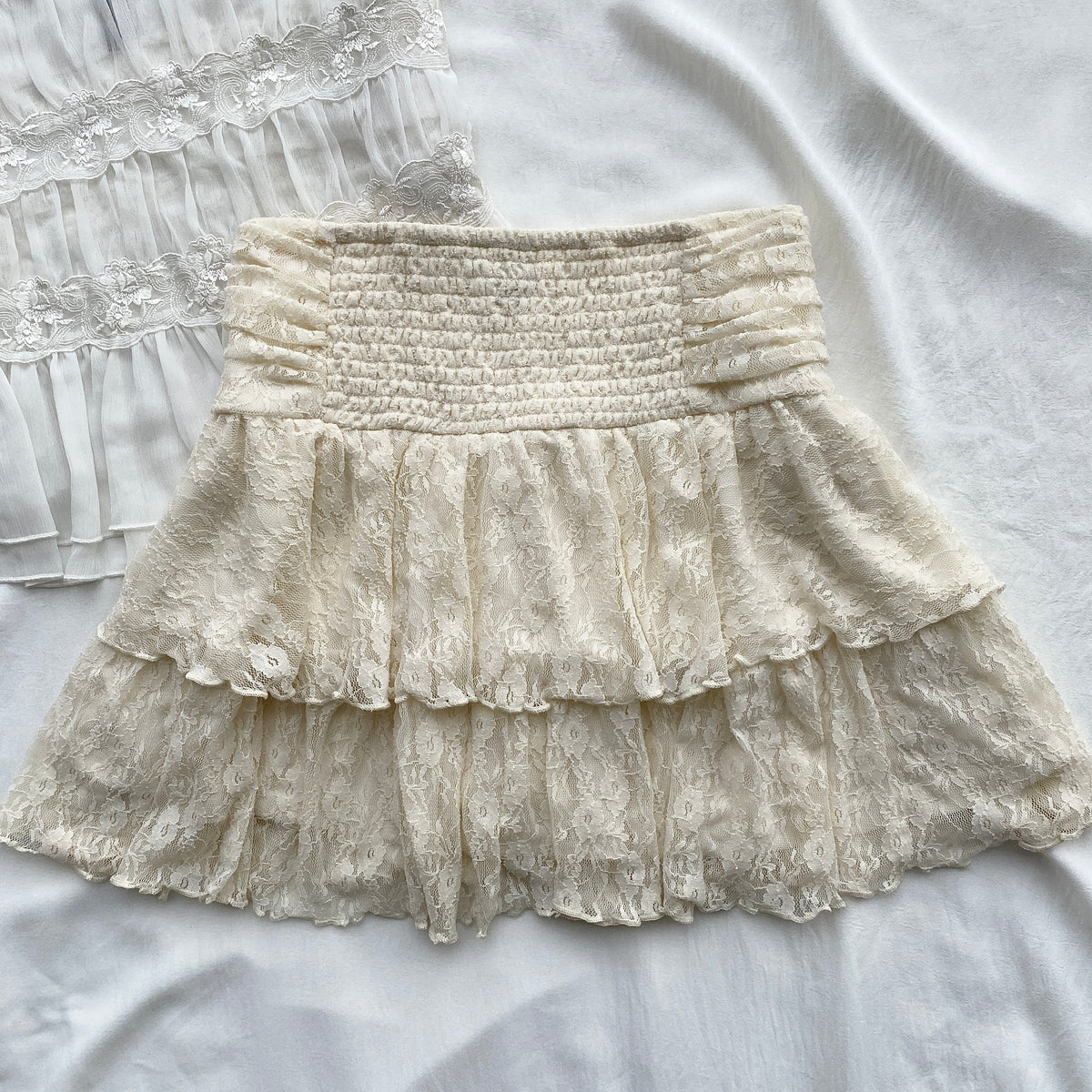 CREAM TIERED LACE SKIRT FROM AMERICAN EAGLE (Waist : 28-32)