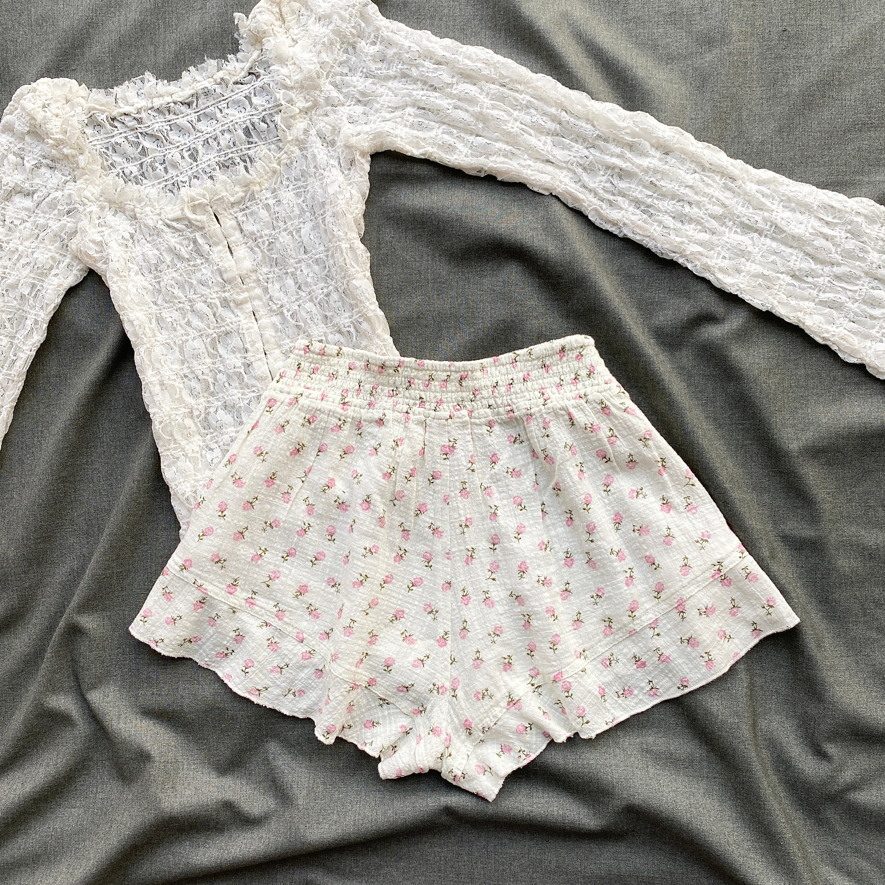 FLORAL COTTON SHORTS FROM URBAN OUTFITTERS (Waist : 30-36)