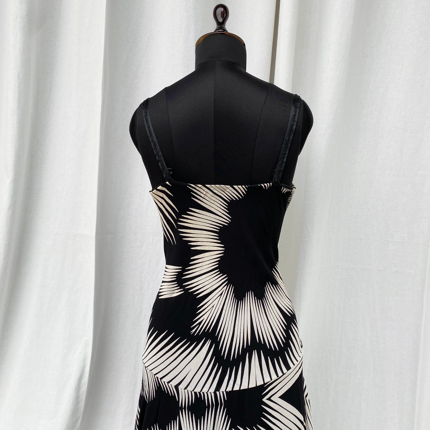 BLACK AND WHITE DRESS (Bust : 34-38, Upper Waist : 32-36)