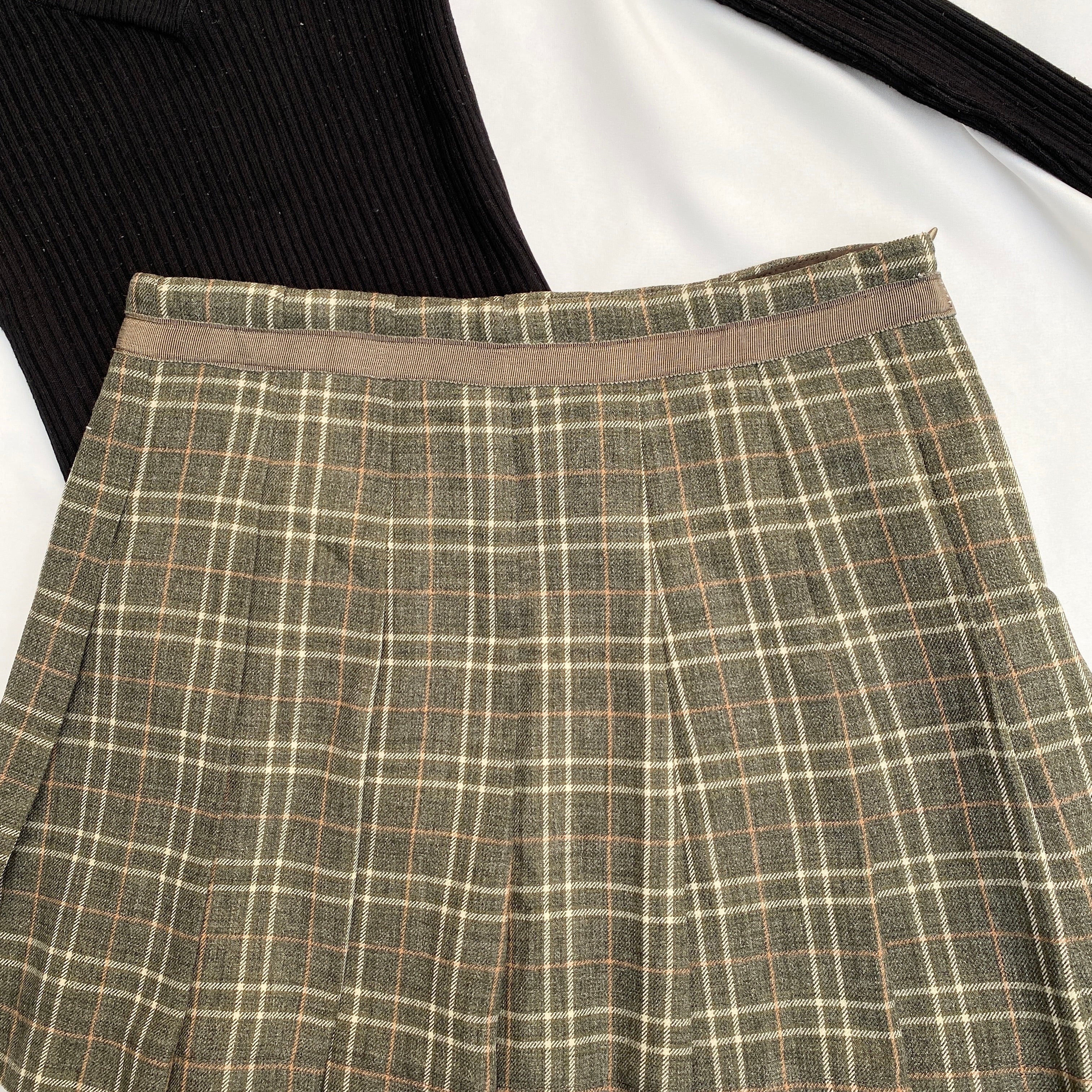 GREEN PLEATED SKIRT (Waist : 26-28)