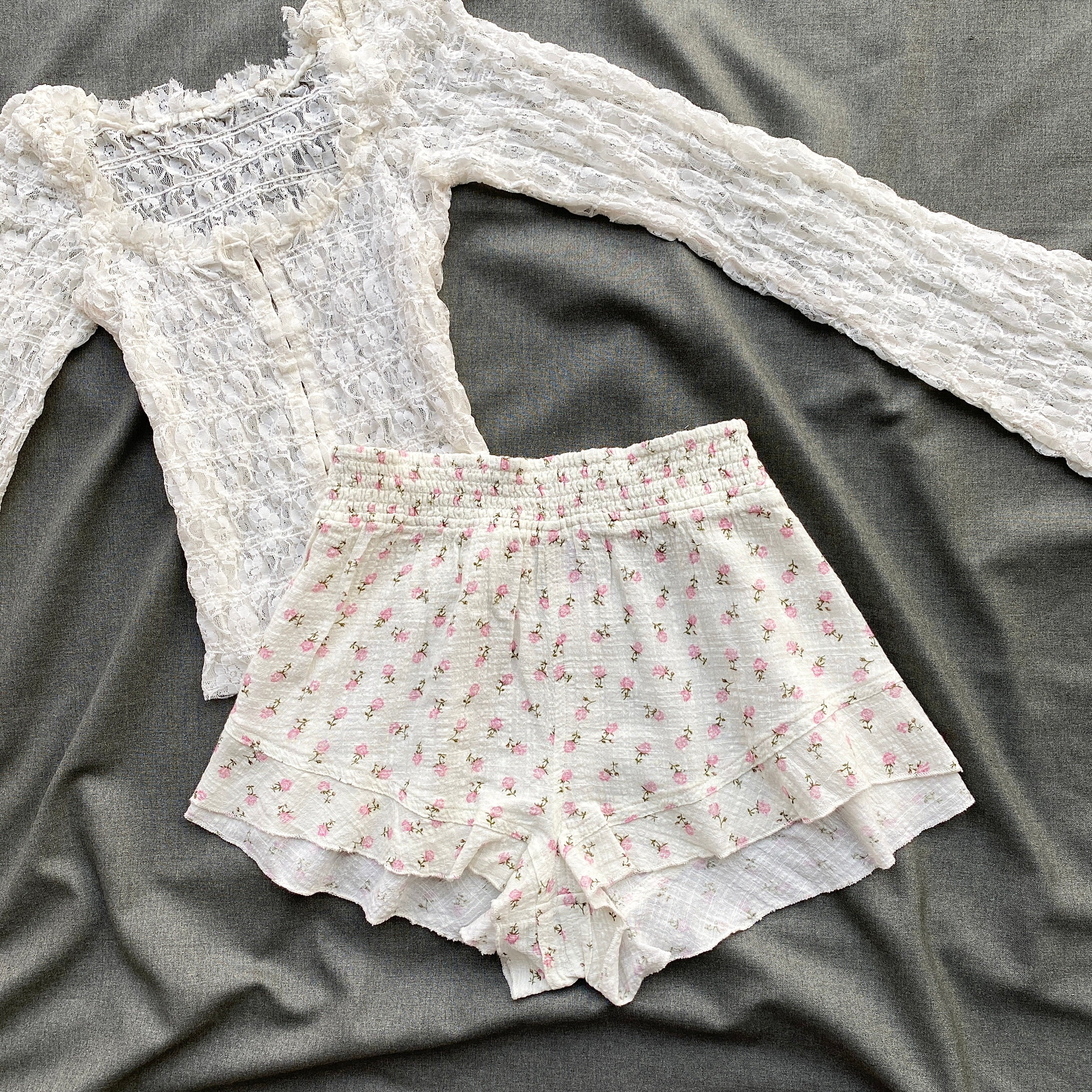 FLORAL COTTON SHORTS FROM URBAN OUTFITTERS (Waist : 30-36)