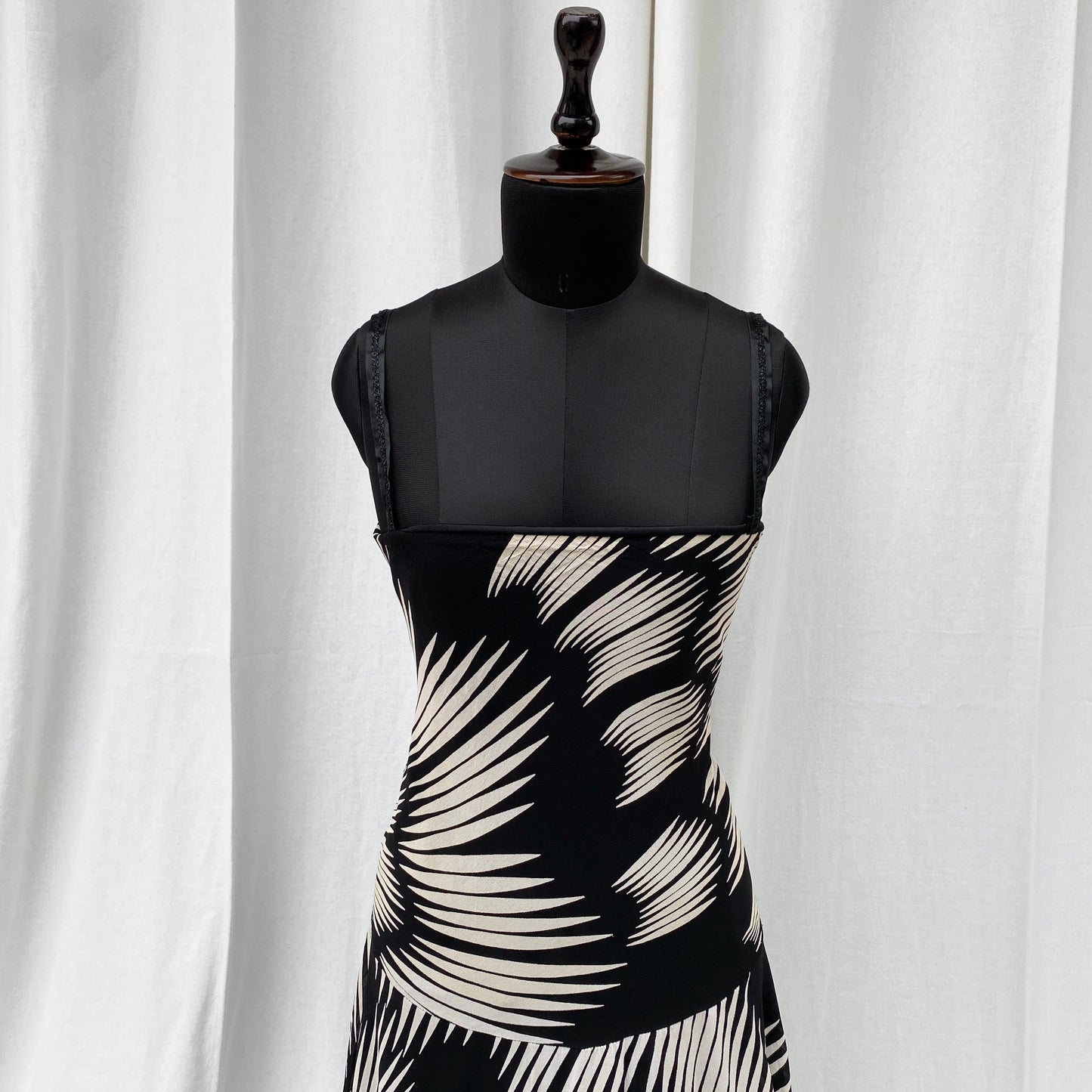 BLACK AND WHITE DRESS (Bust : 34-38, Upper Waist : 32-36)