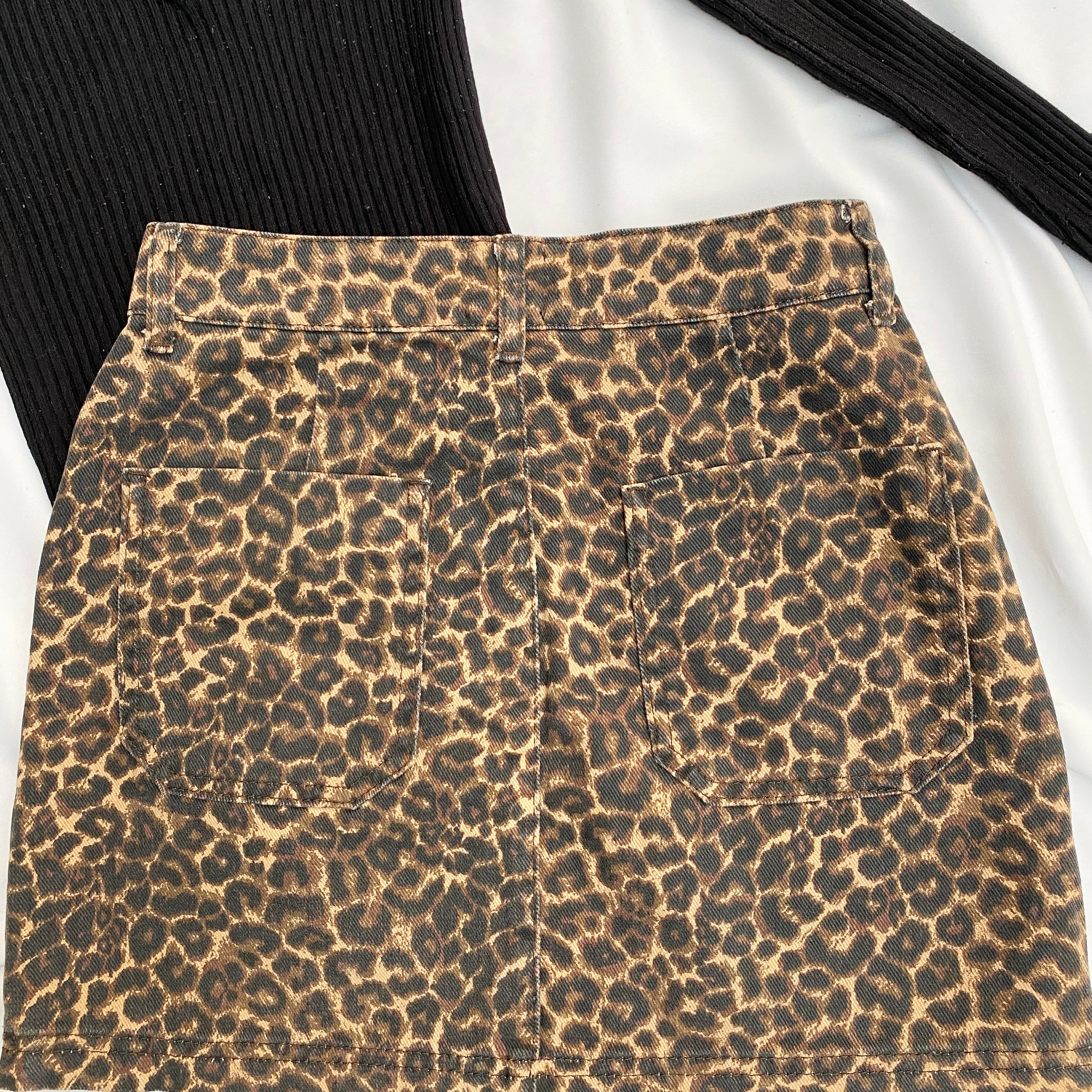ANIMAL PRINT SKIRT FROM URBAN OUTFITTERS (Waist : 24-26)
