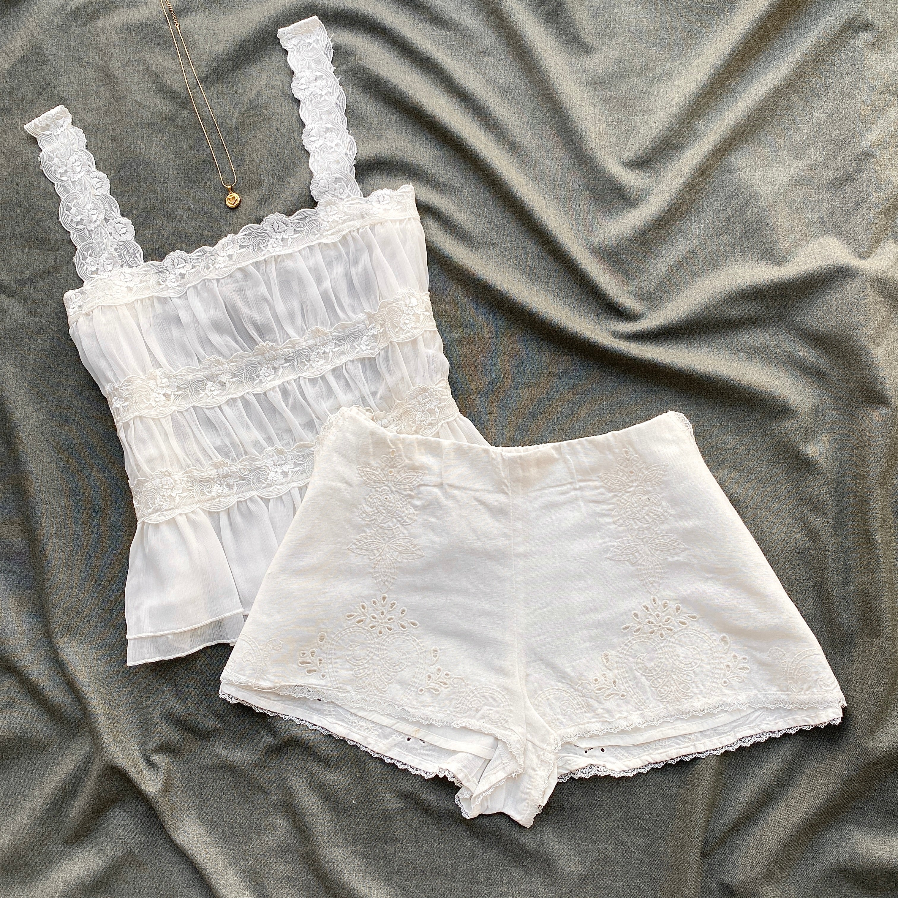 WHITE EYELET MINI SHORTS FROM FREE PEOPLE (XS/S)