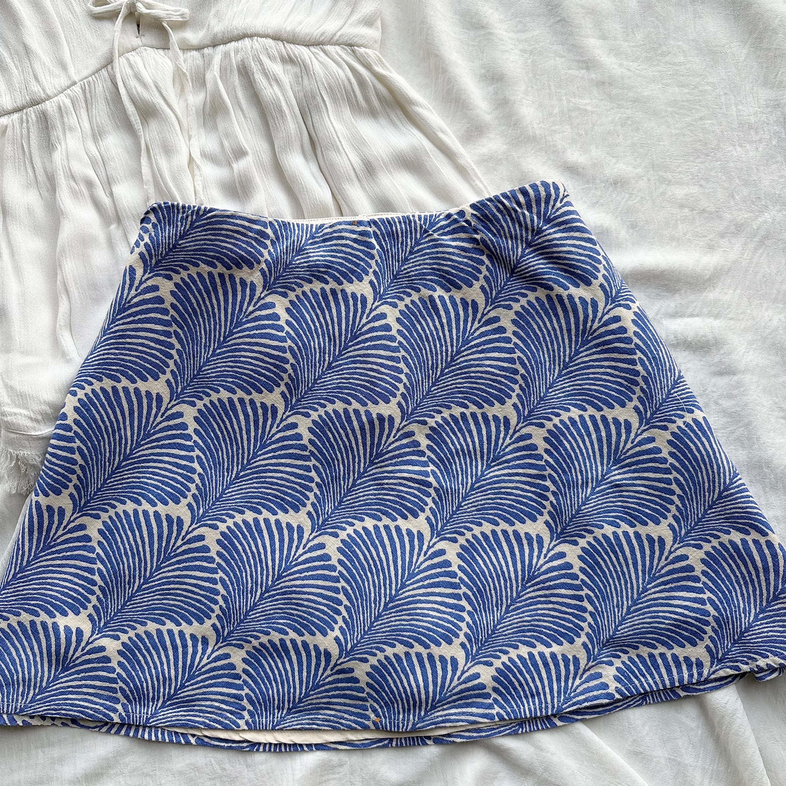 BLUE LEAF SKIRT FROM ABERCROMBIE (Waist : 26-30)