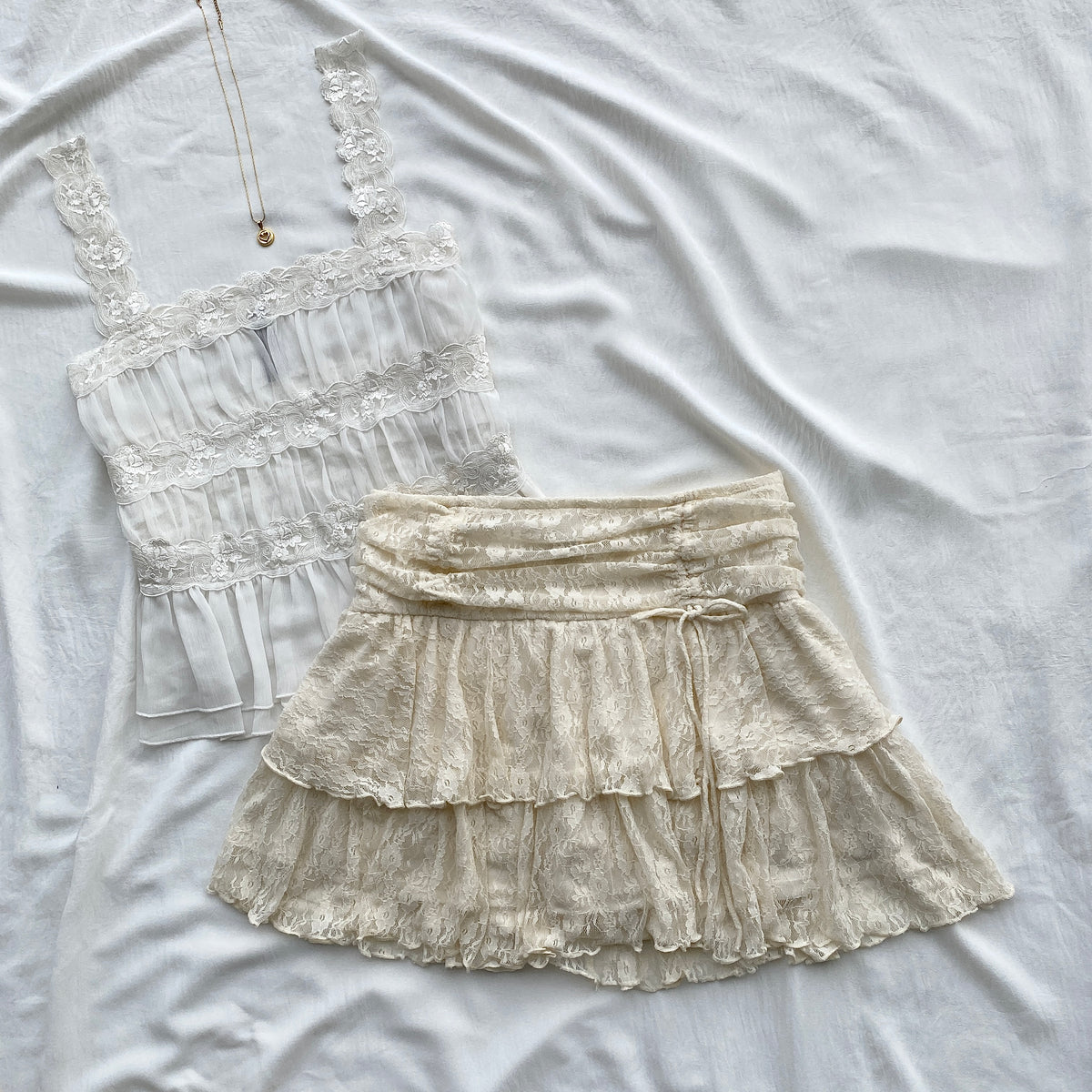 CREAM TIERED LACE SKIRT FROM AMERICAN EAGLE (Waist : 28-32)