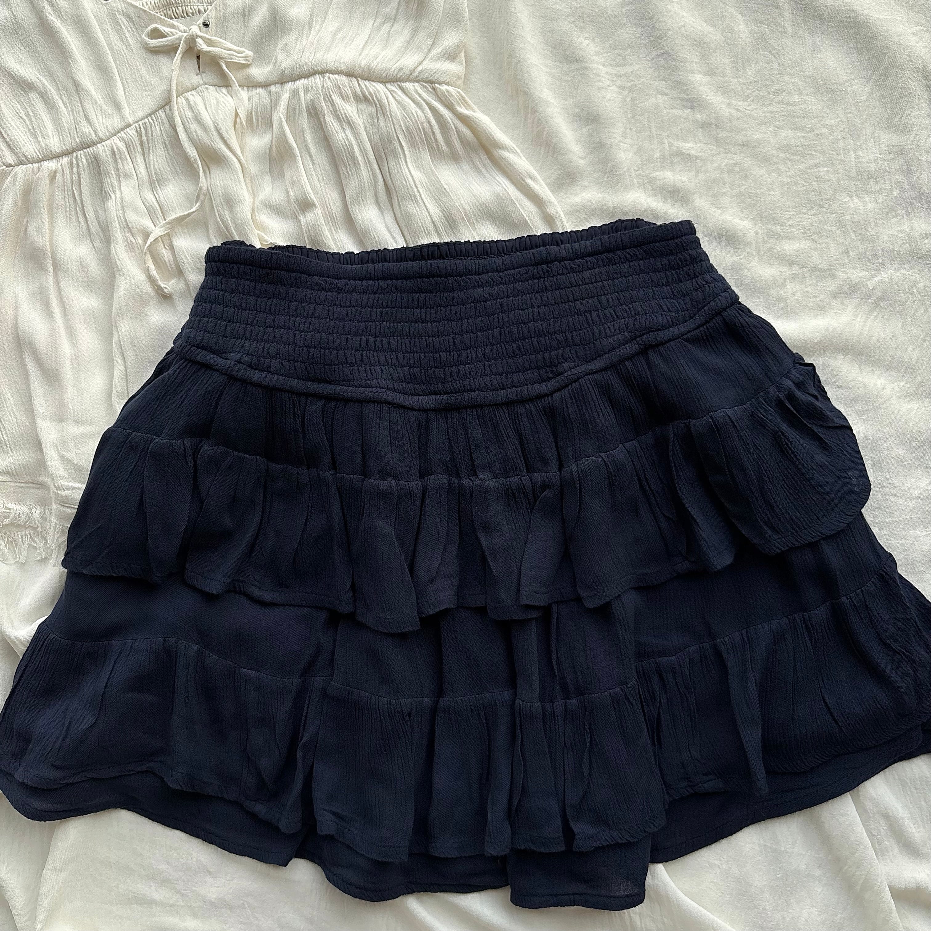 RUFFLE SKIRT IN NAVY BLUE FROM HOLLISTER (Waist : 27-32)