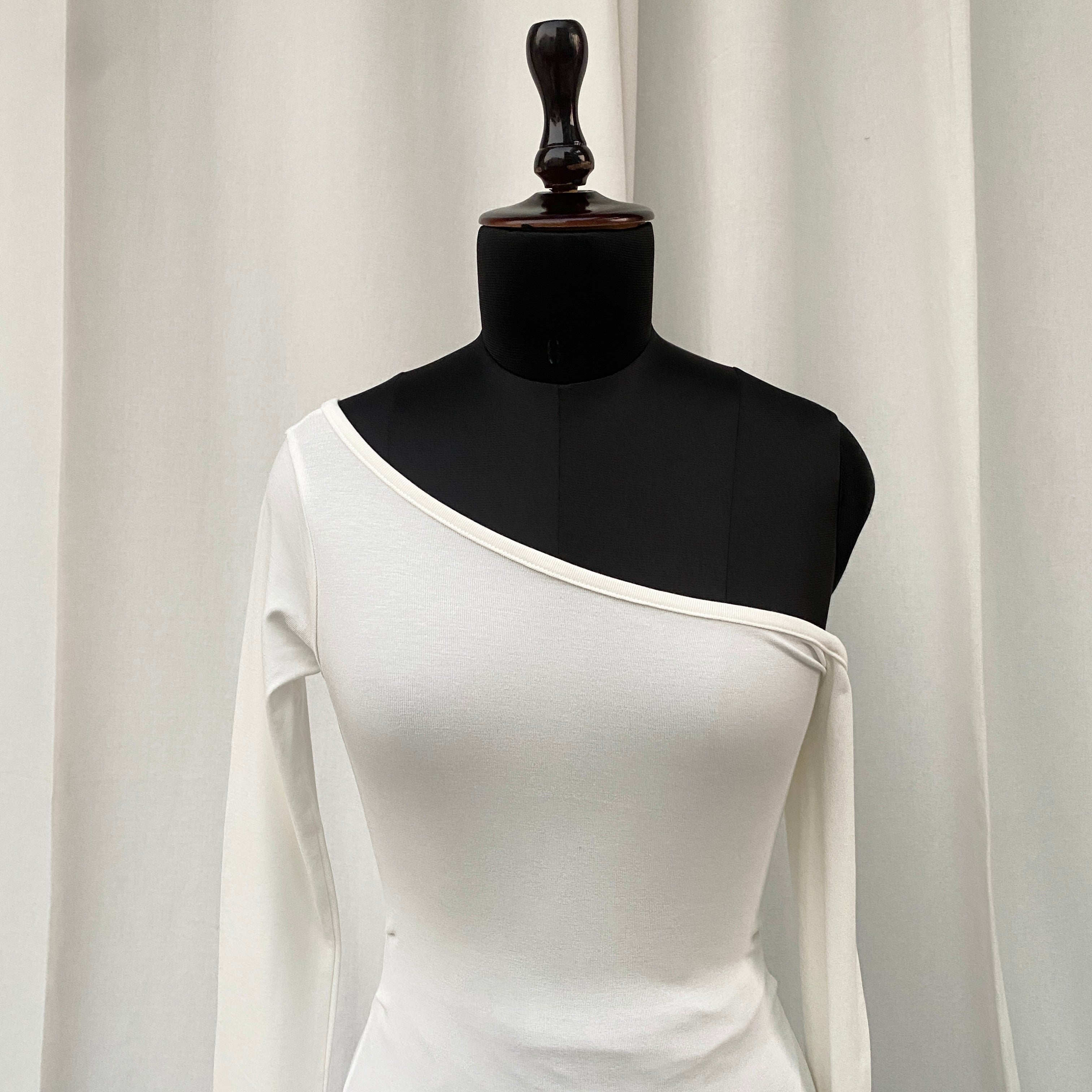 WHITE OFF SHOULDER TOP (Bust : 30-34, Upper Waist : 22-28)
