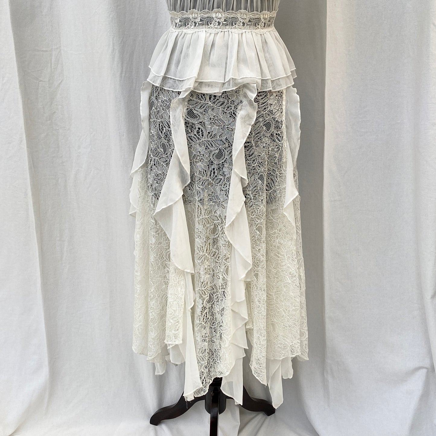WHITE LACE SKIRT FROM FREE PEOPLE (Waist : 26-32)