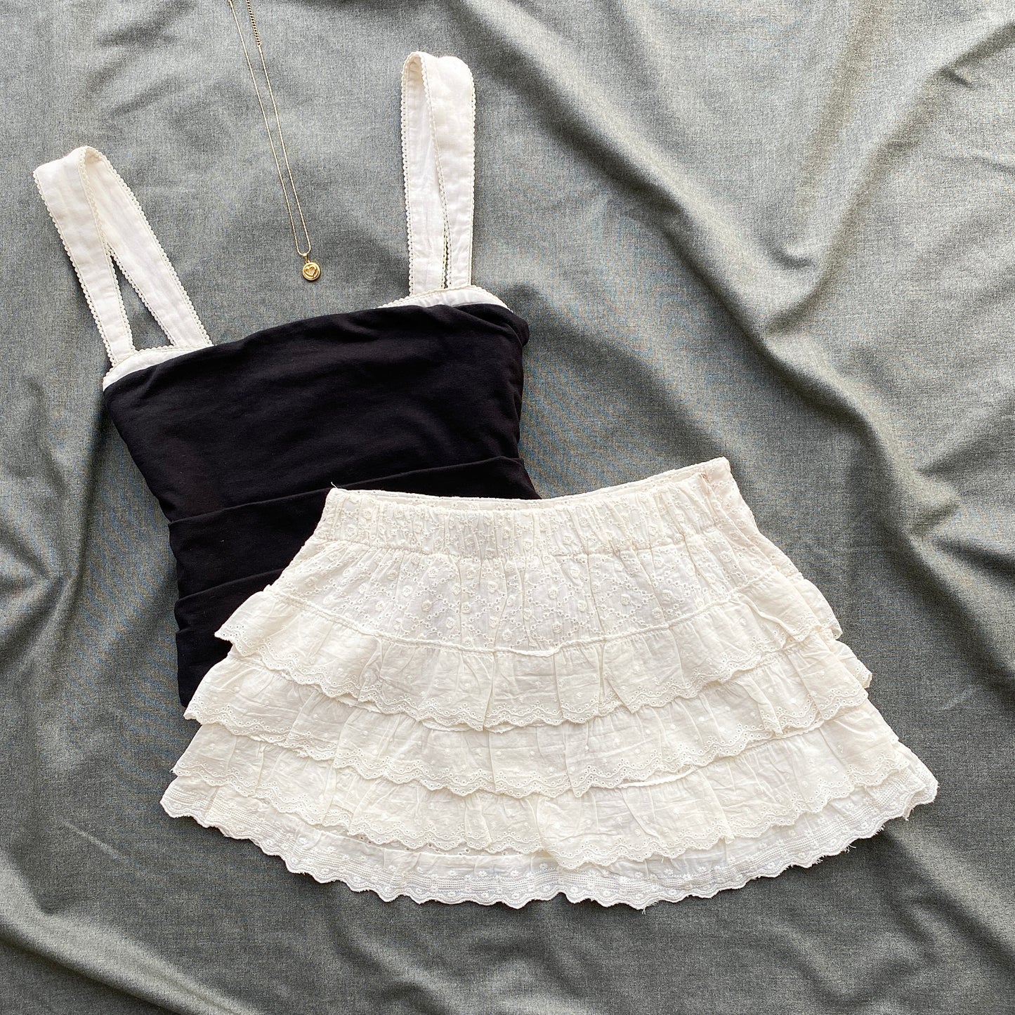 WHITE TIERED EYELET SKIRT (Waist : 22-26)