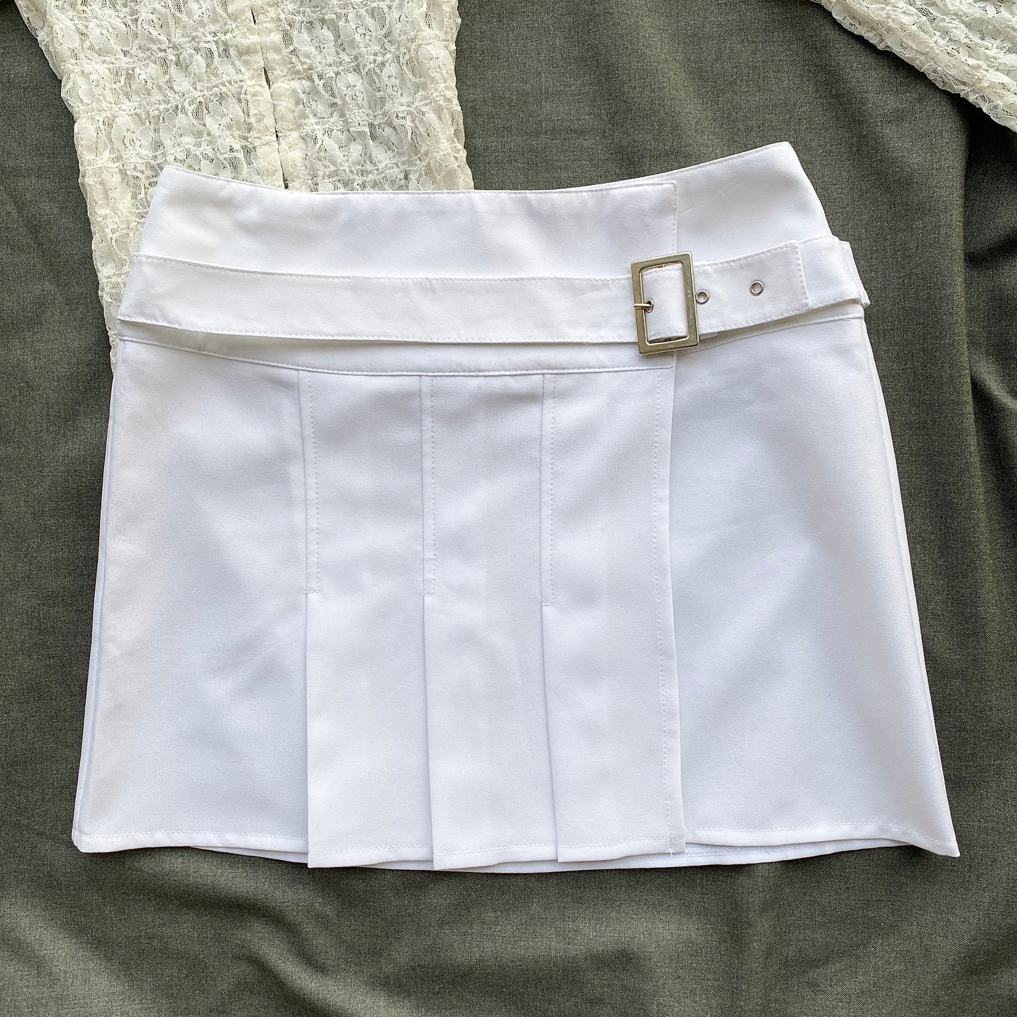 WHITE PLEATED SKIRT WITH BELT (Waist : 26-30)