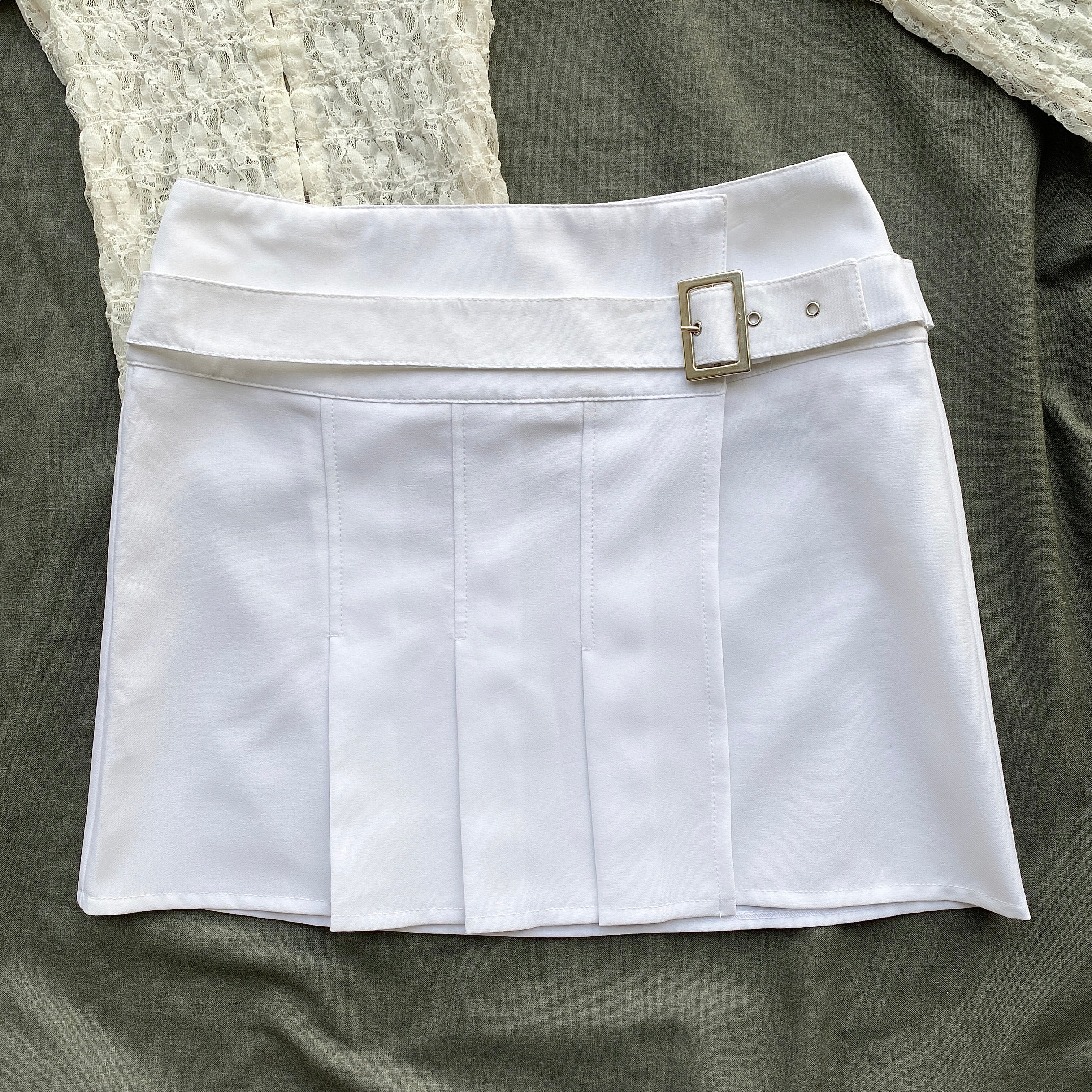 WHITE PLEATED SKIRT WITH BELT (Waist : 26-30)
