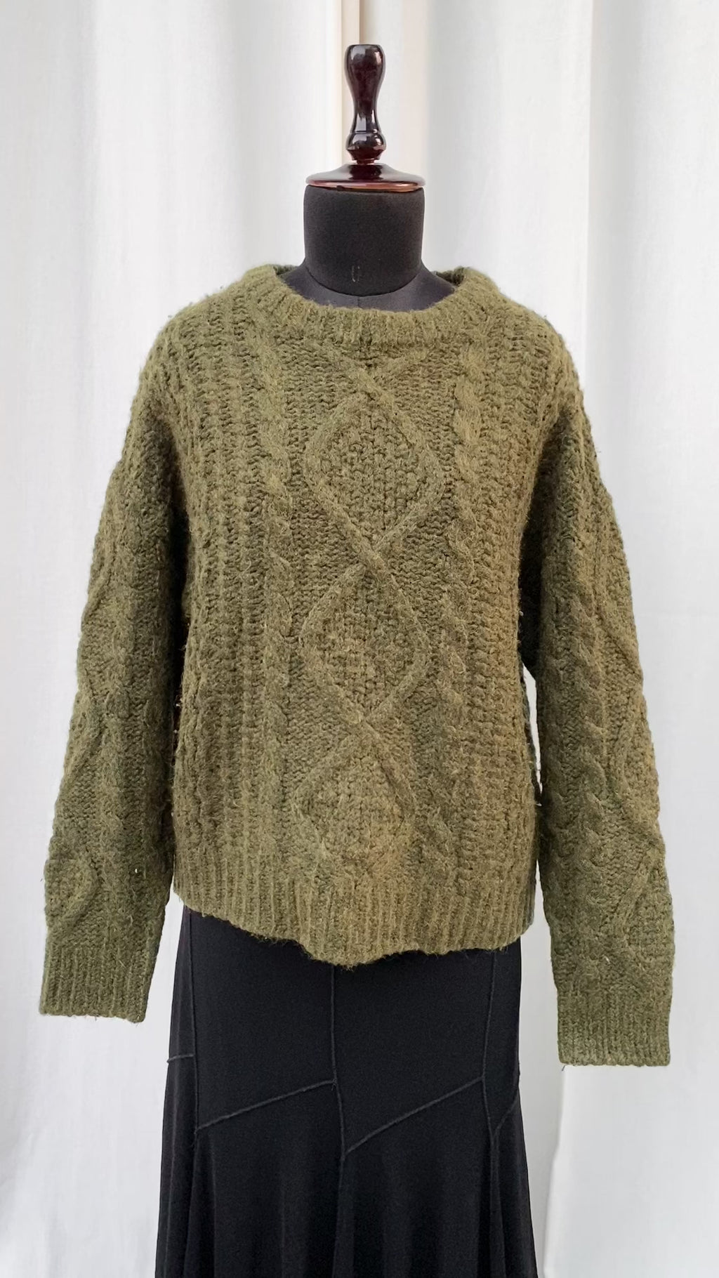 OLIVE GREEN KNIT (Bust : 42, Length : 23)